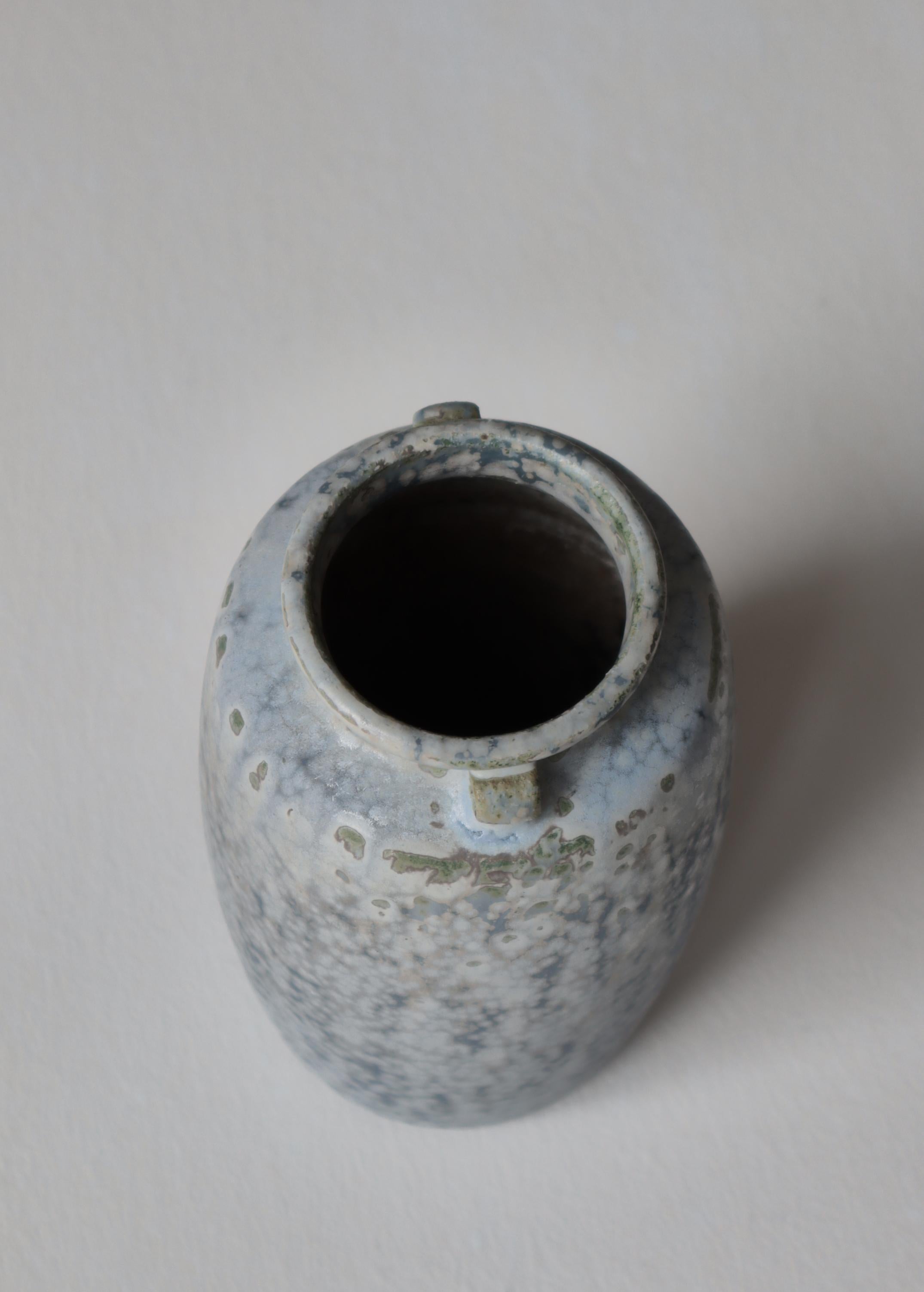 Vase Art déco en grès moucheté bleu clair Arne Bang, années 1930 Bon état - En vente à Odense, DK
