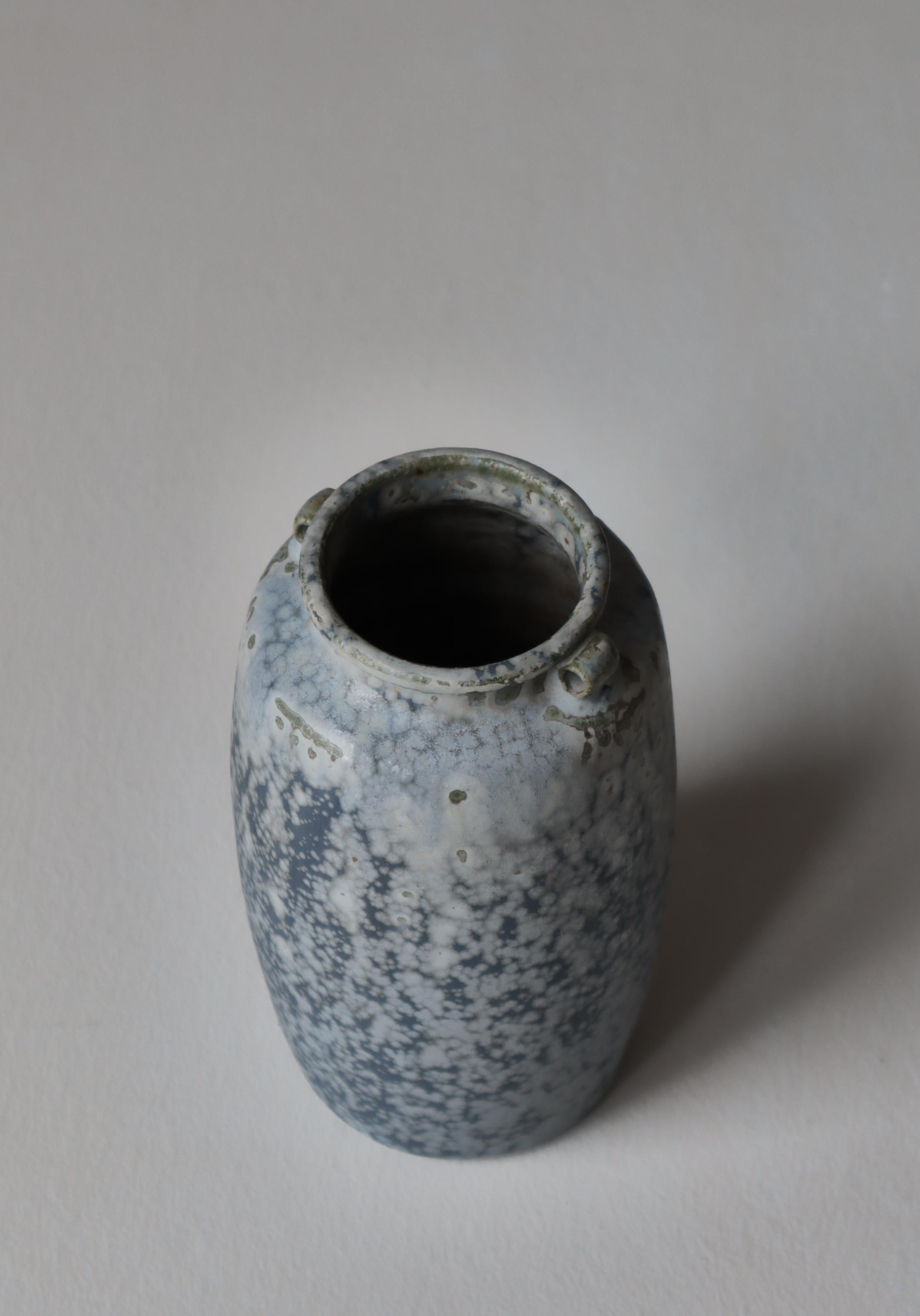 Milieu du XXe siècle Vase Art déco en grès moucheté bleu clair Arne Bang, années 1930 en vente