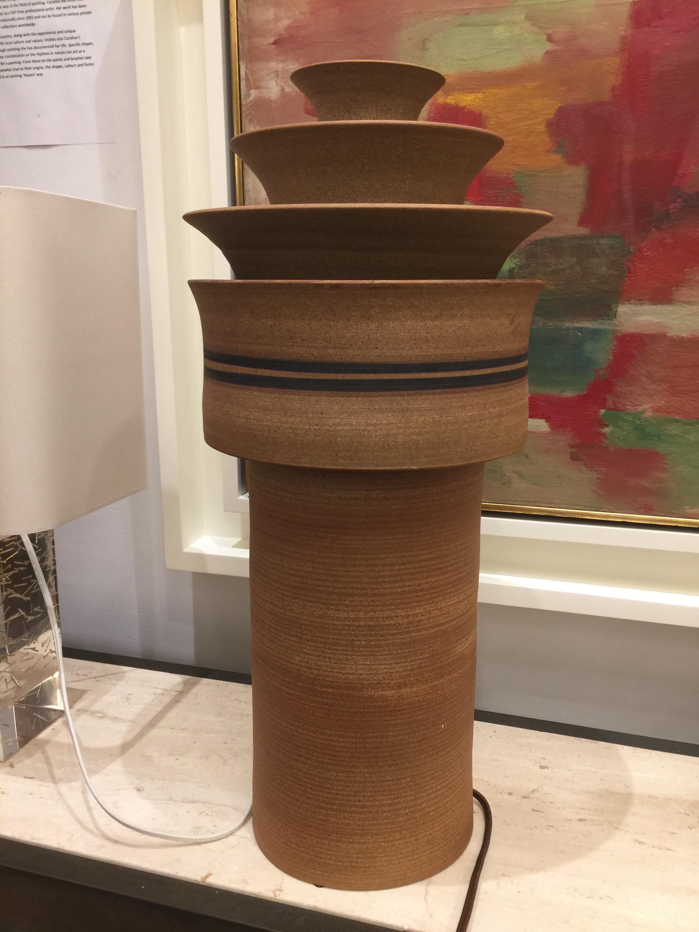 Lampe von Arne Bang, dänisches 20. Jahrhundert Studio Potter. Der aus zwei Teilen bestehende Kranz ist abnehmbar, um den Zugang zur Lampenfassung zu ermöglichen.

Arne Bang (1901-1983) wurde an der Royal Academy of Arts zum Bildhauer ausgebildet