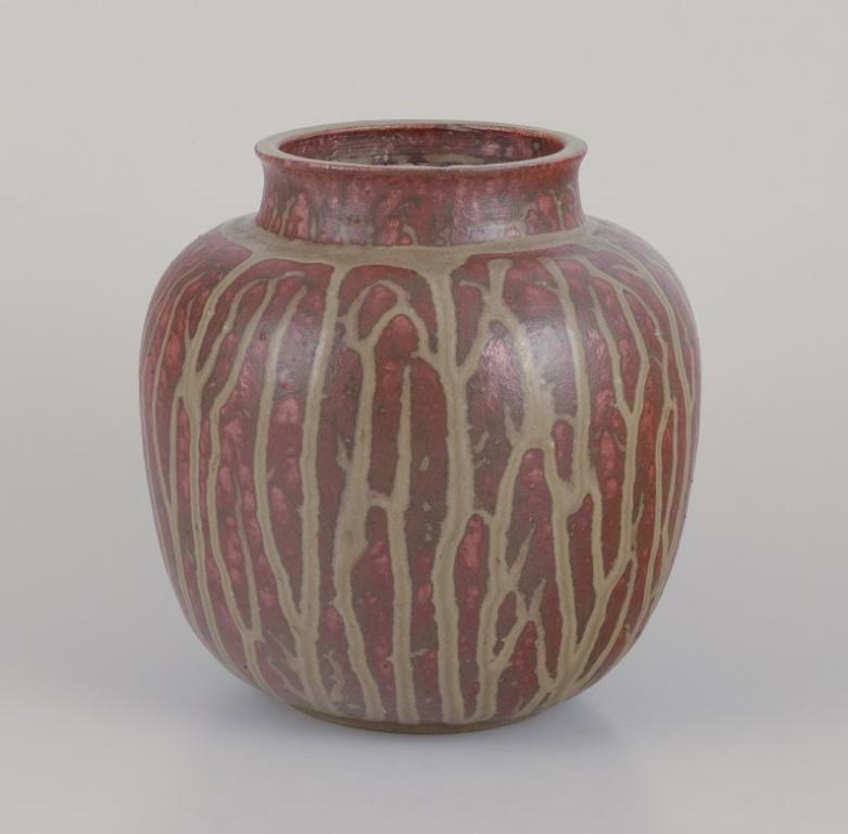Arne Bang, own workshop. Large ceramic vase decorated in shades of brown.
Model 31.
Denmark, 1940s.
Signed.
Perfect condition.
Dimensions: H 17.0 cm x D 15.5 cm.
