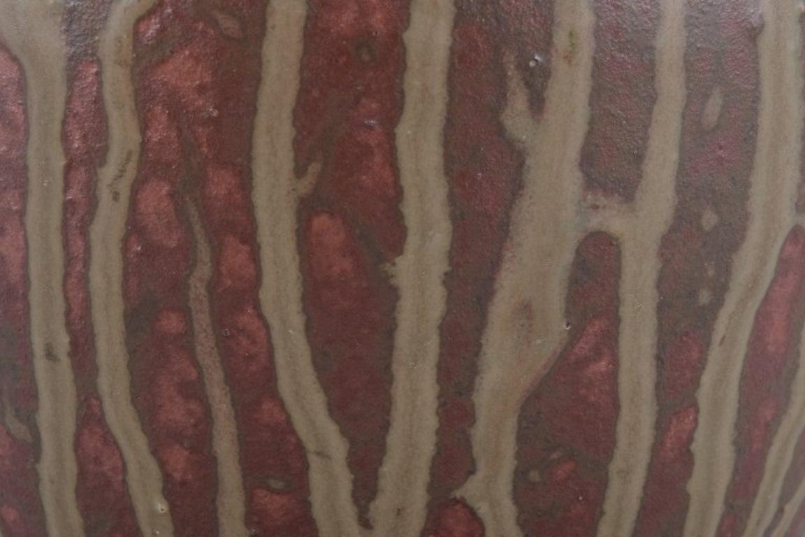 Arne Bang, own workshop. Large ceramic vase decorated in shades of brown. In Excellent Condition For Sale In København, Copenhagen