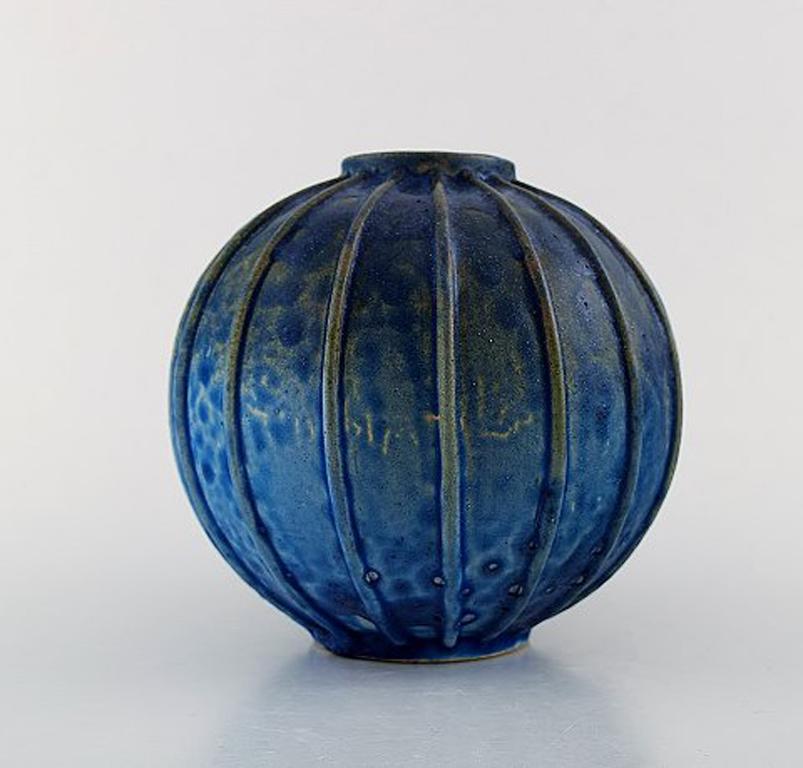 Arne Bang, rare spherical shaped art deco vase of stoneware, modeled in fluted style. Beautiful glaze in blue shades, 1940s.
Signed in monogram: AB 6.
Measures: 15.5 cm x 15 cm.
In perfect condition.