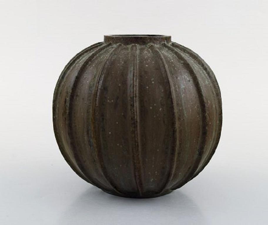 Arne Bang. Rare spherical shaped art deco vase of stoneware, modeled in fluted style. Beautiful glaze in earth shades, 1940s.
Signed in monogram.
Measures 15.5 x 14 cm.
In perfect condition.