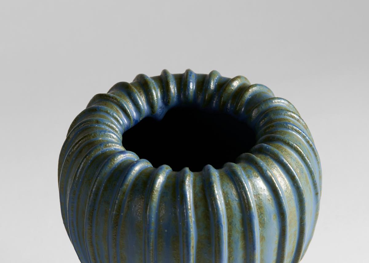Arne Bang, Jarrón de cerámica esmaltada azul acanalado, Dinamarca, años 30 Danés en venta