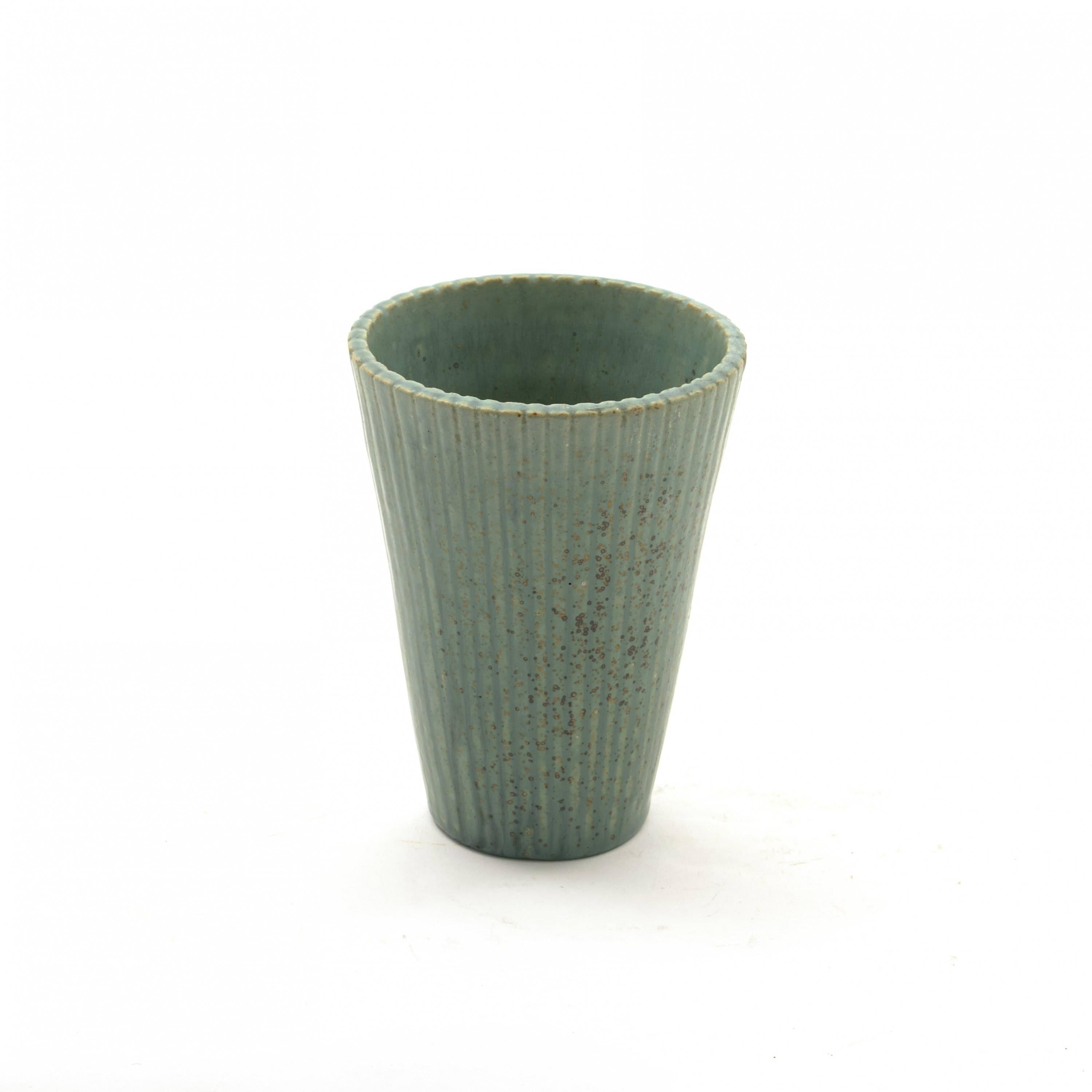 Arne Bang 1901-1983.
Vase cannelé en grès céramique 