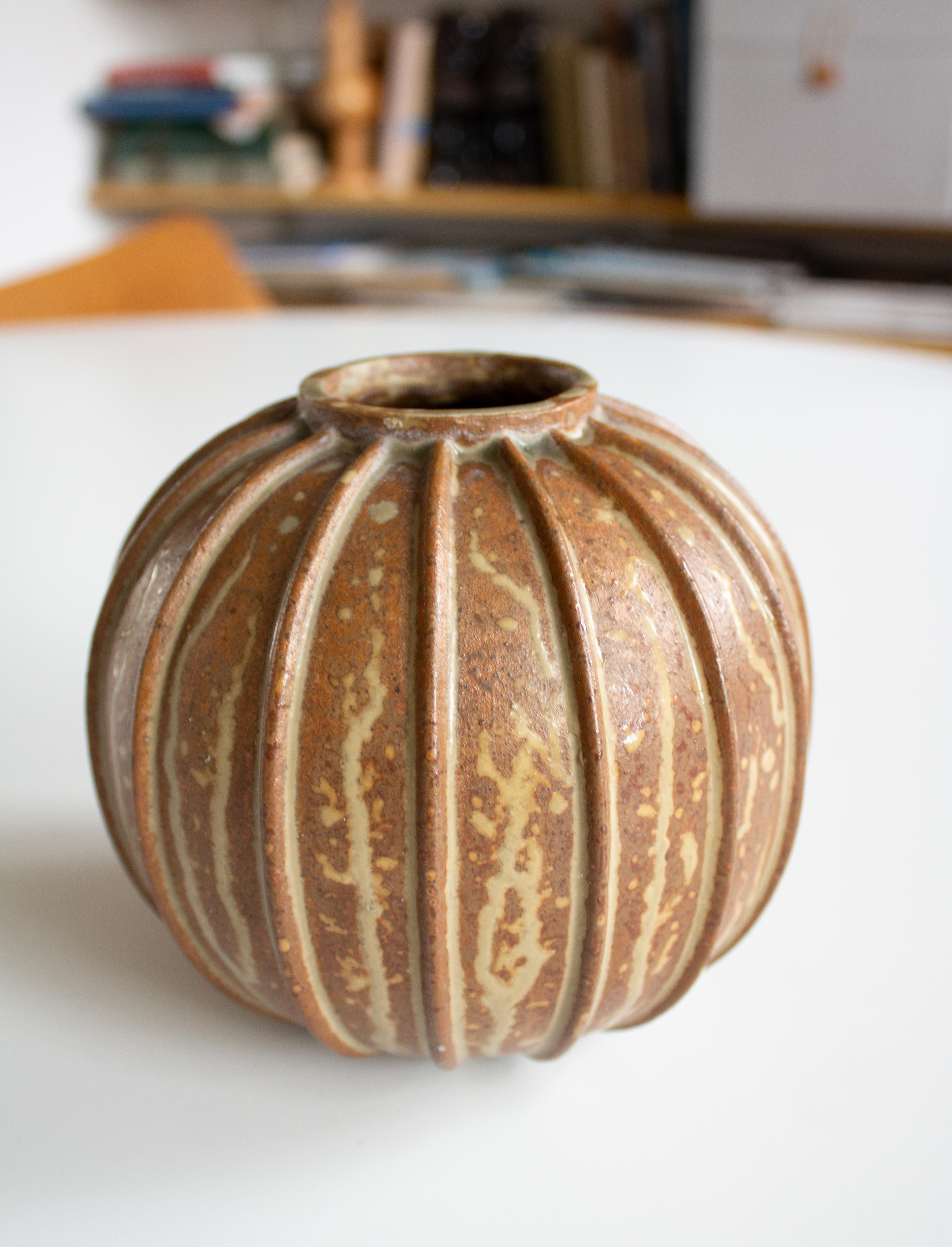 Scandinave moderne Vase en grès côtelée à glaçure brun-beige mouchetée Arne Bang en vente