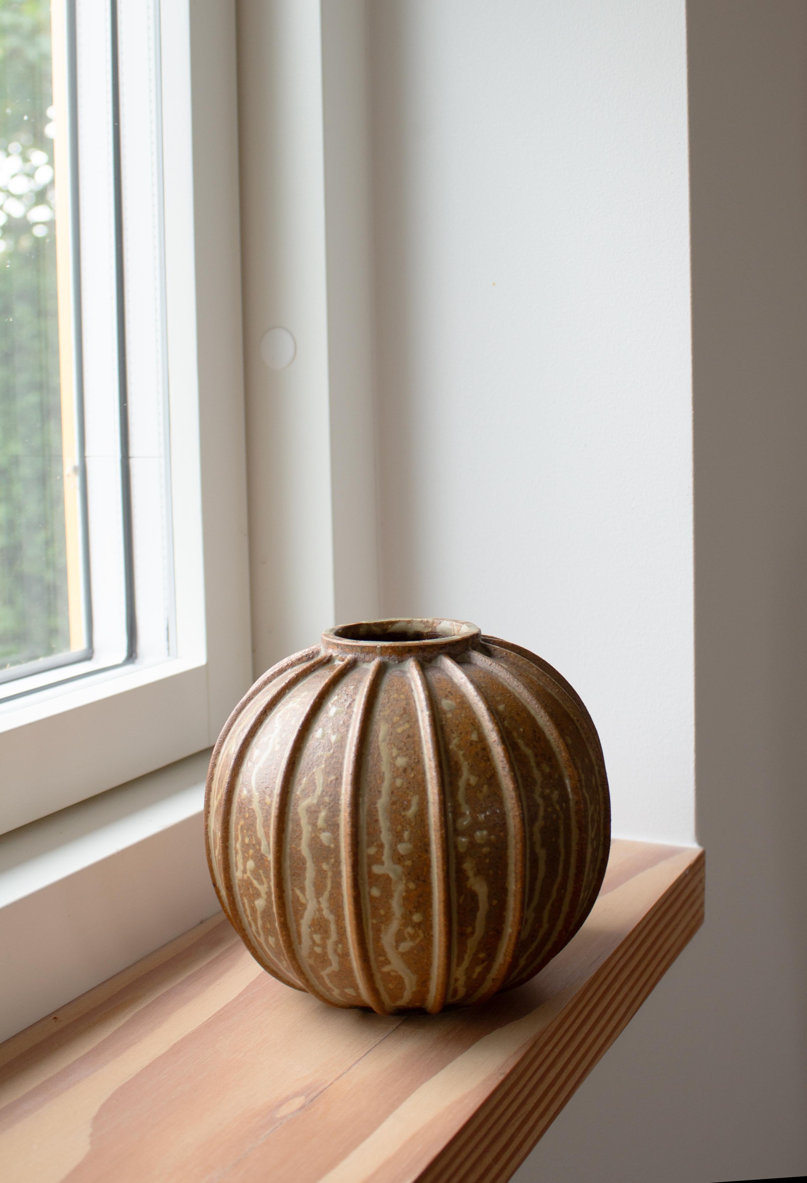 Danois Vase en grès côtelée à glaçure brun-beige mouchetée Arne Bang en vente