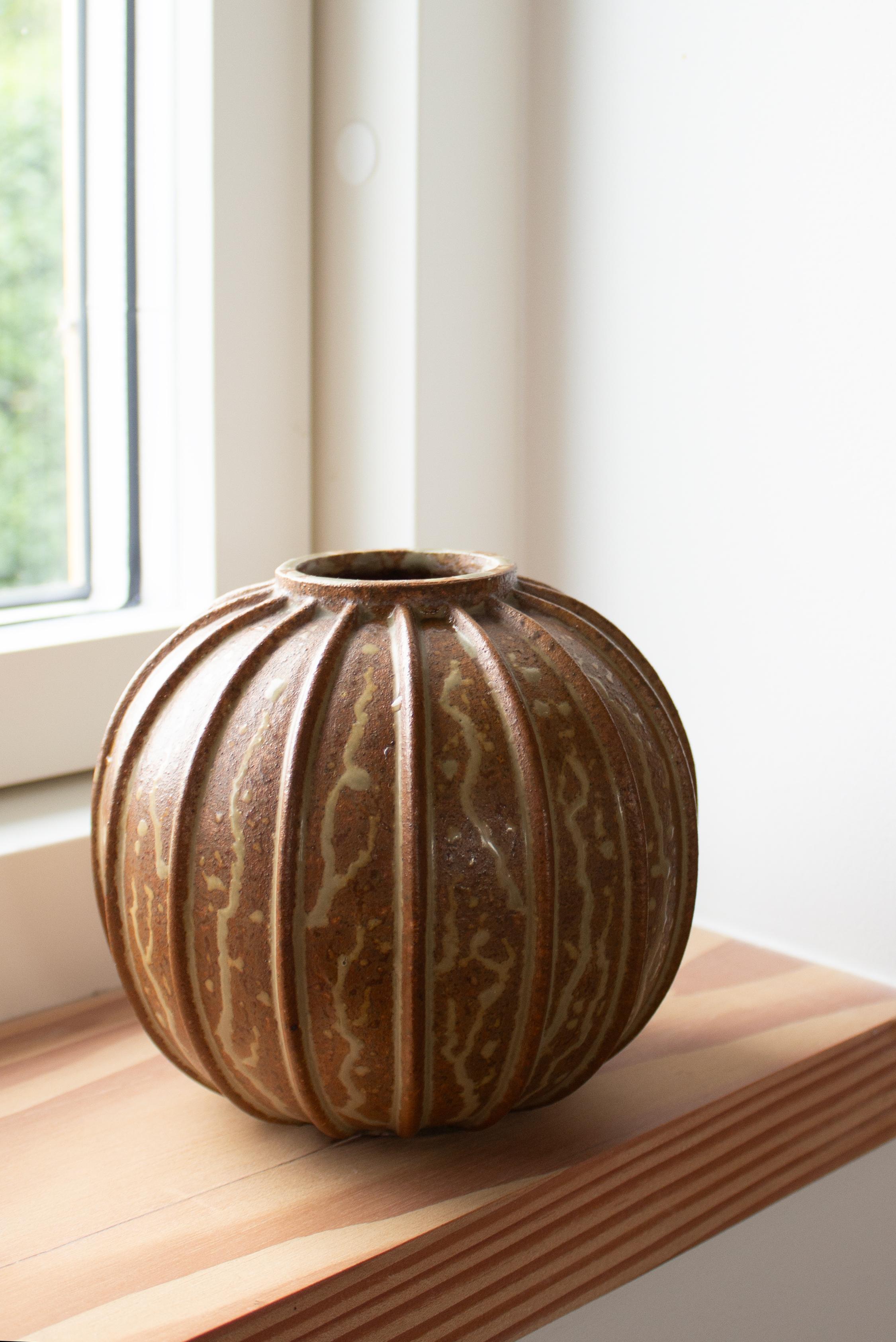 Vase en grès côtelée à glaçure brun-beige mouchetée Arne Bang Bon état - En vente à Stockholm, SE
