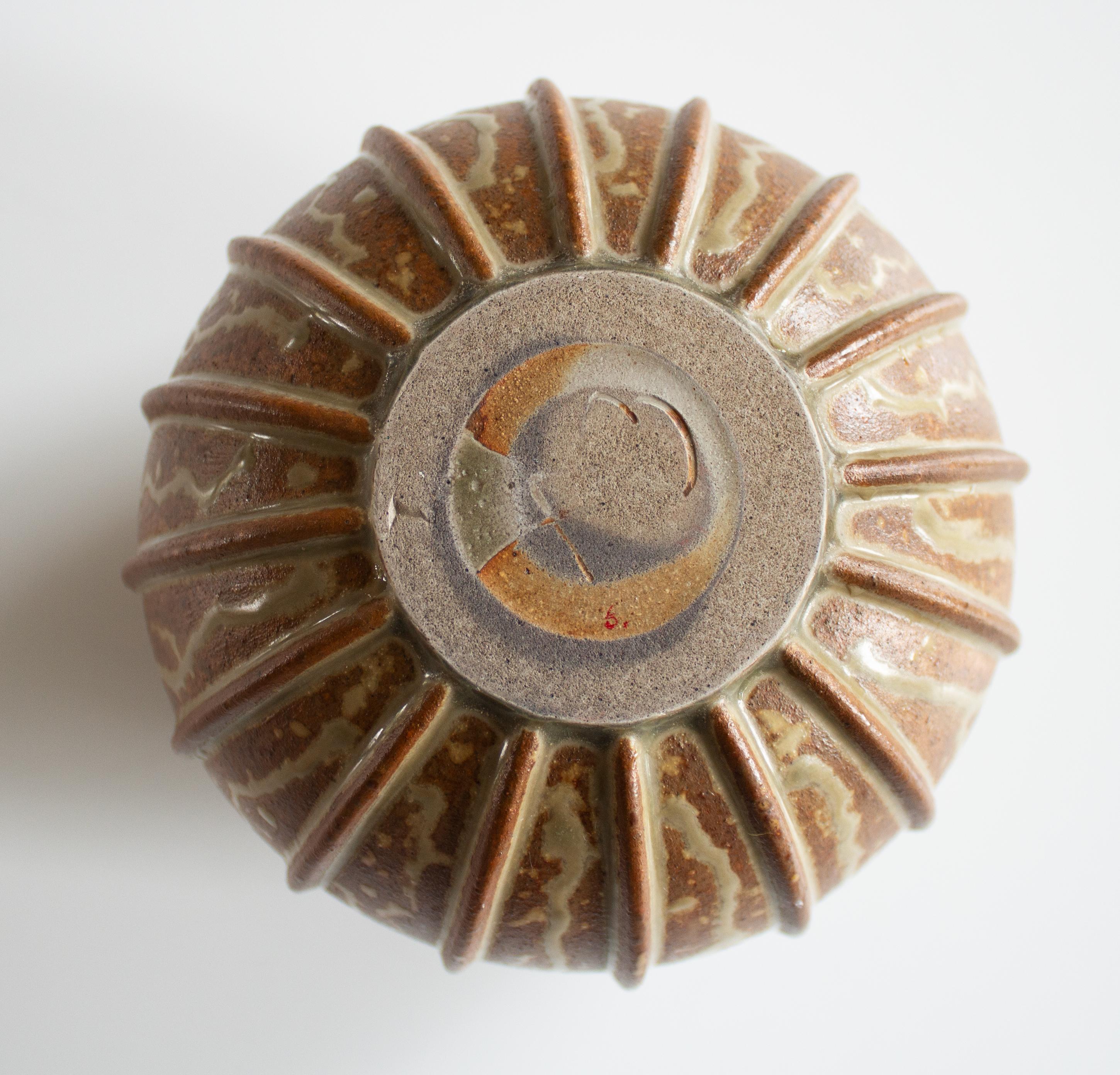 Grès Vase en grès côtelée à glaçure brun-beige mouchetée Arne Bang en vente
