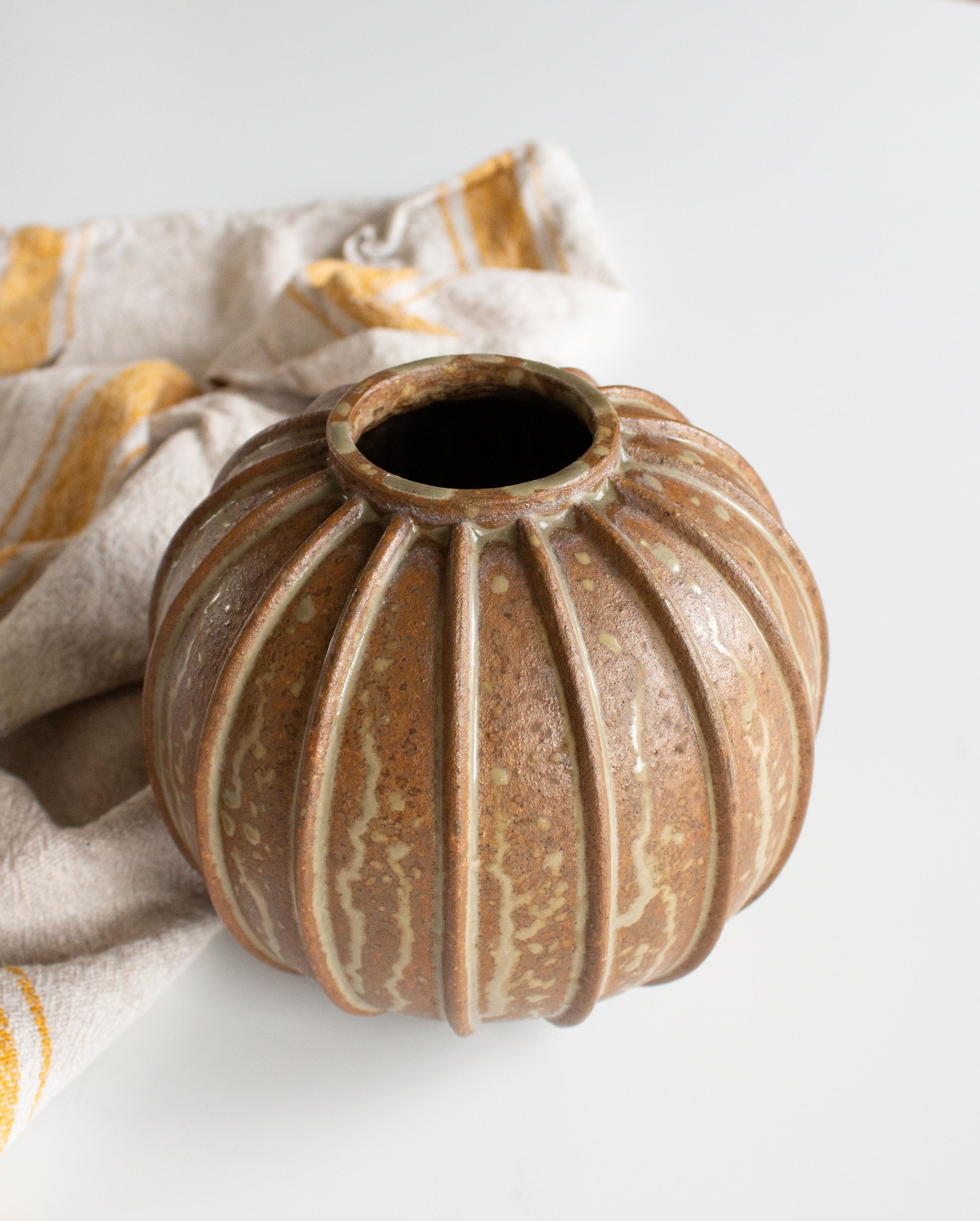 Vase en grès côtelée à glaçure brun-beige mouchetée Arne Bang en vente 1
