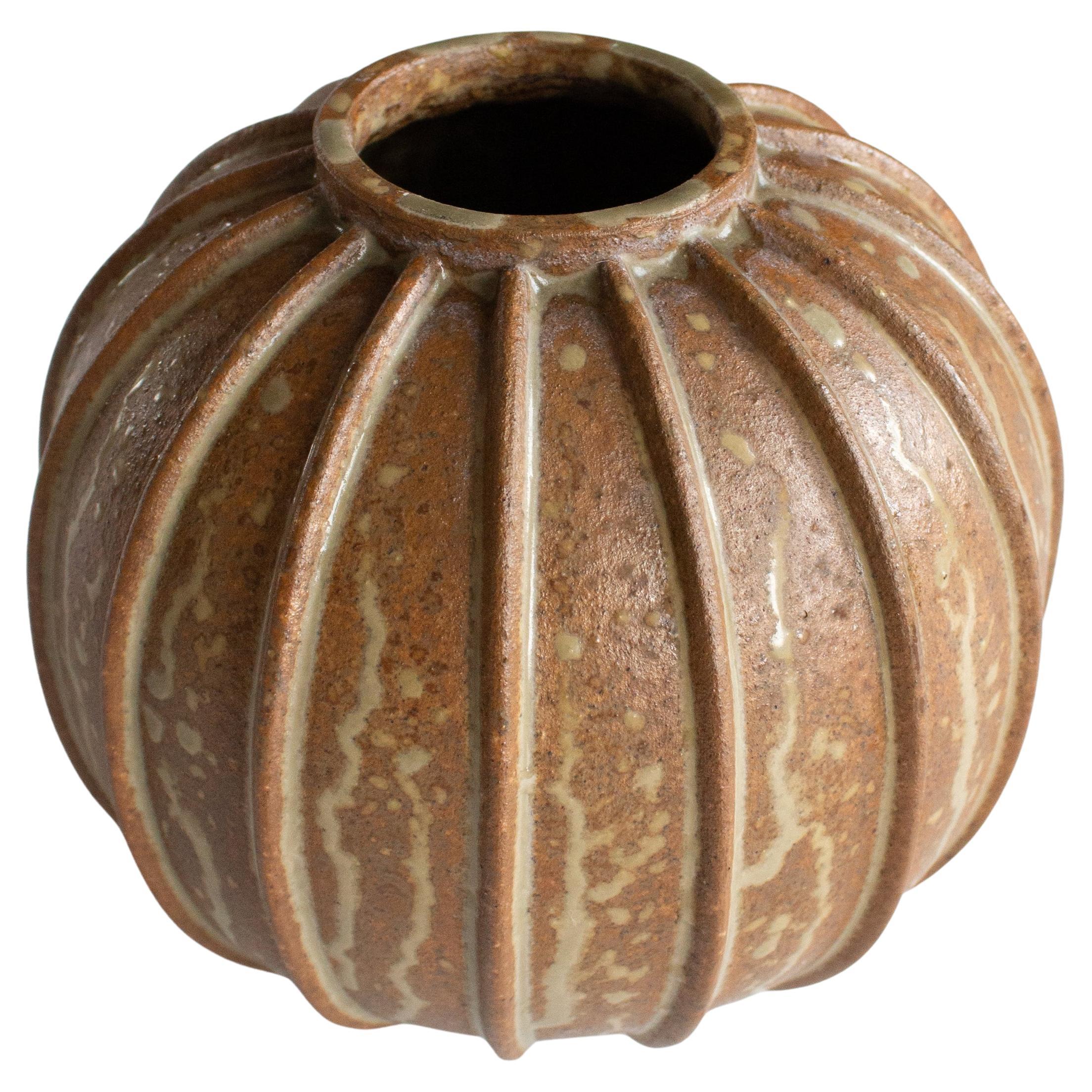 Vase en grès côtelée à glaçure brun-beige mouchetée Arne Bang en vente