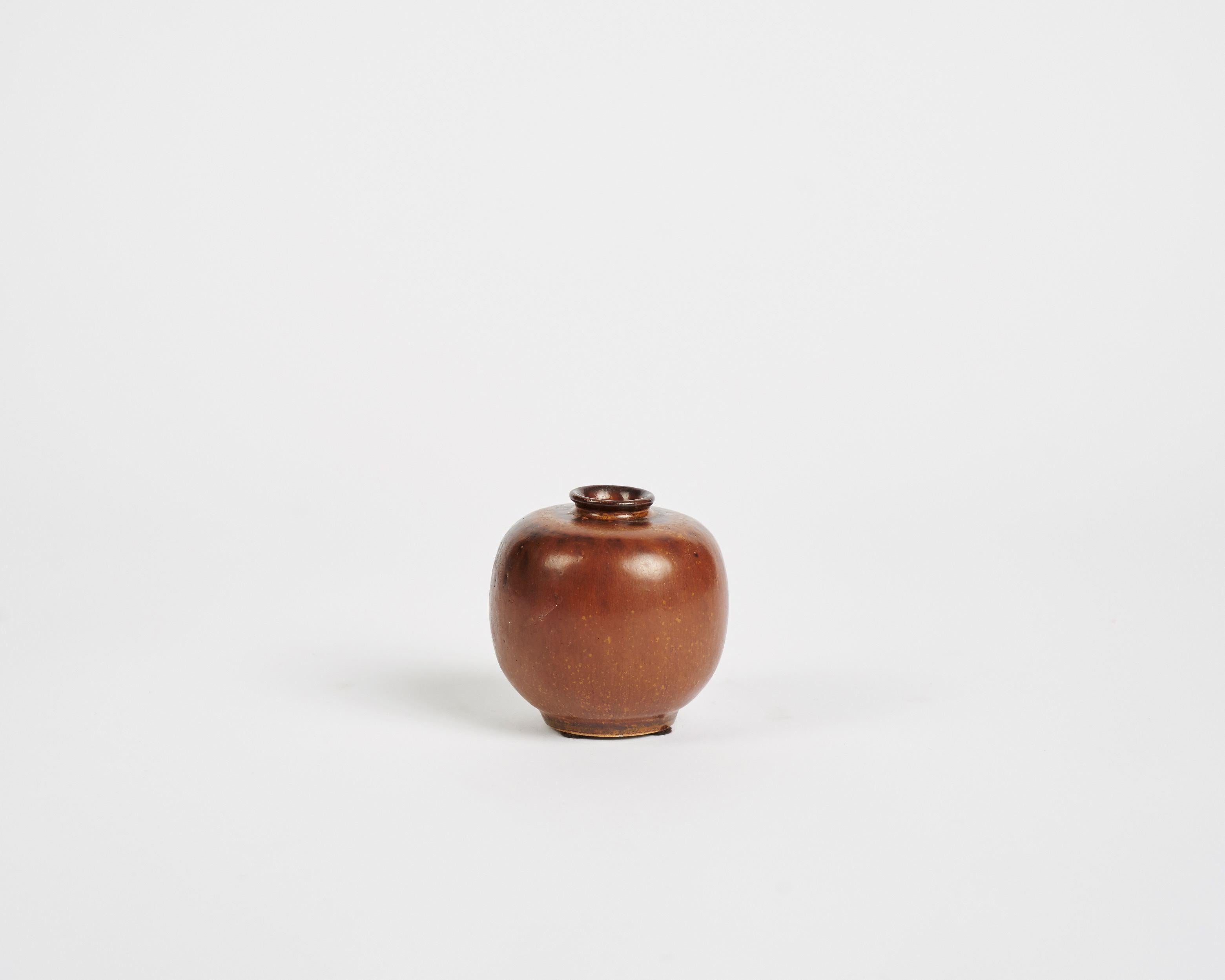 Round ceramic vase Arne Bang.

Signed: AB
Numbered: 98.