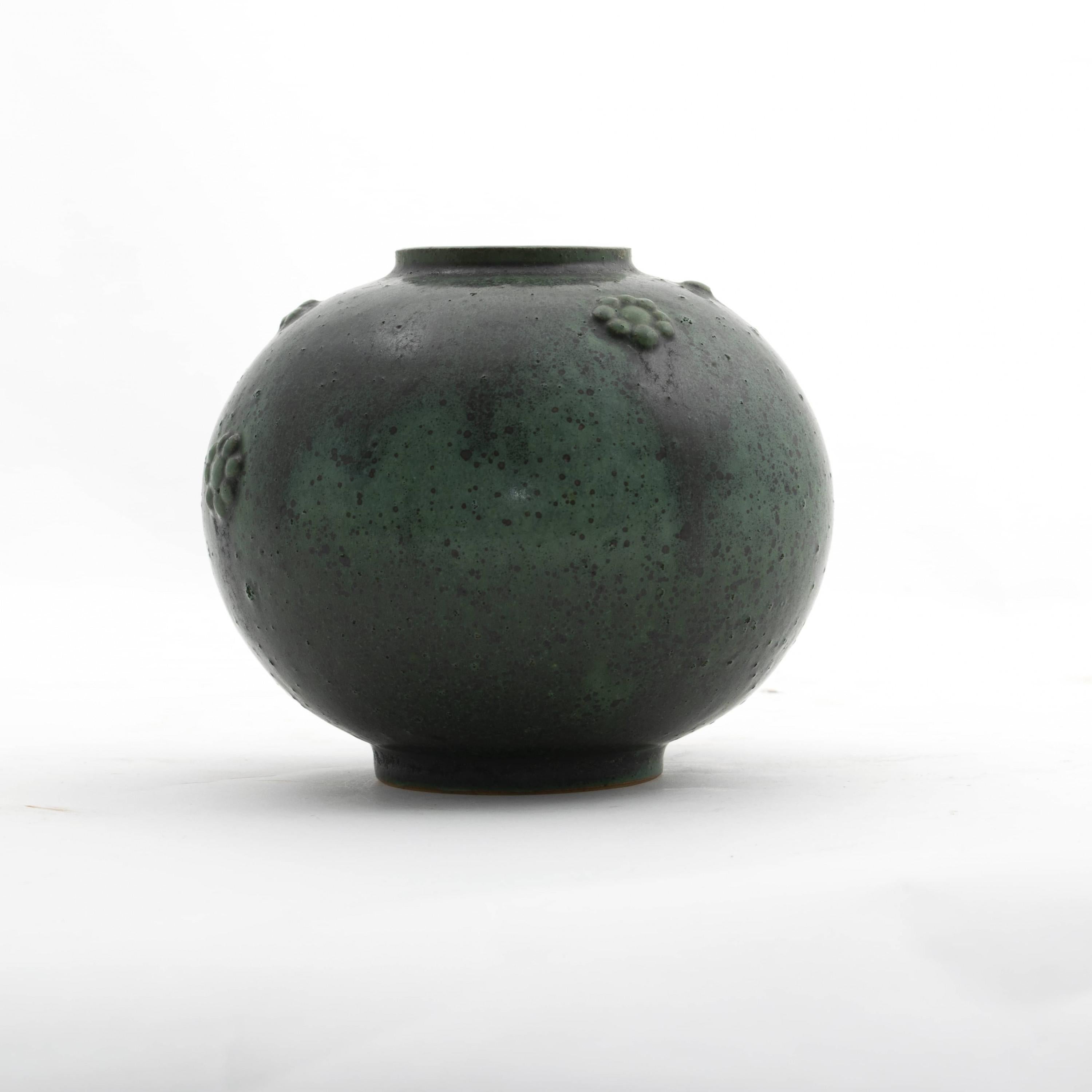 Arne Bang 1902-1983.
Spherical stoneware vase with green speckled glaze, decorated with scattered flowers.
Signed with monogram AB at the bottom.
Denmark 1950s.