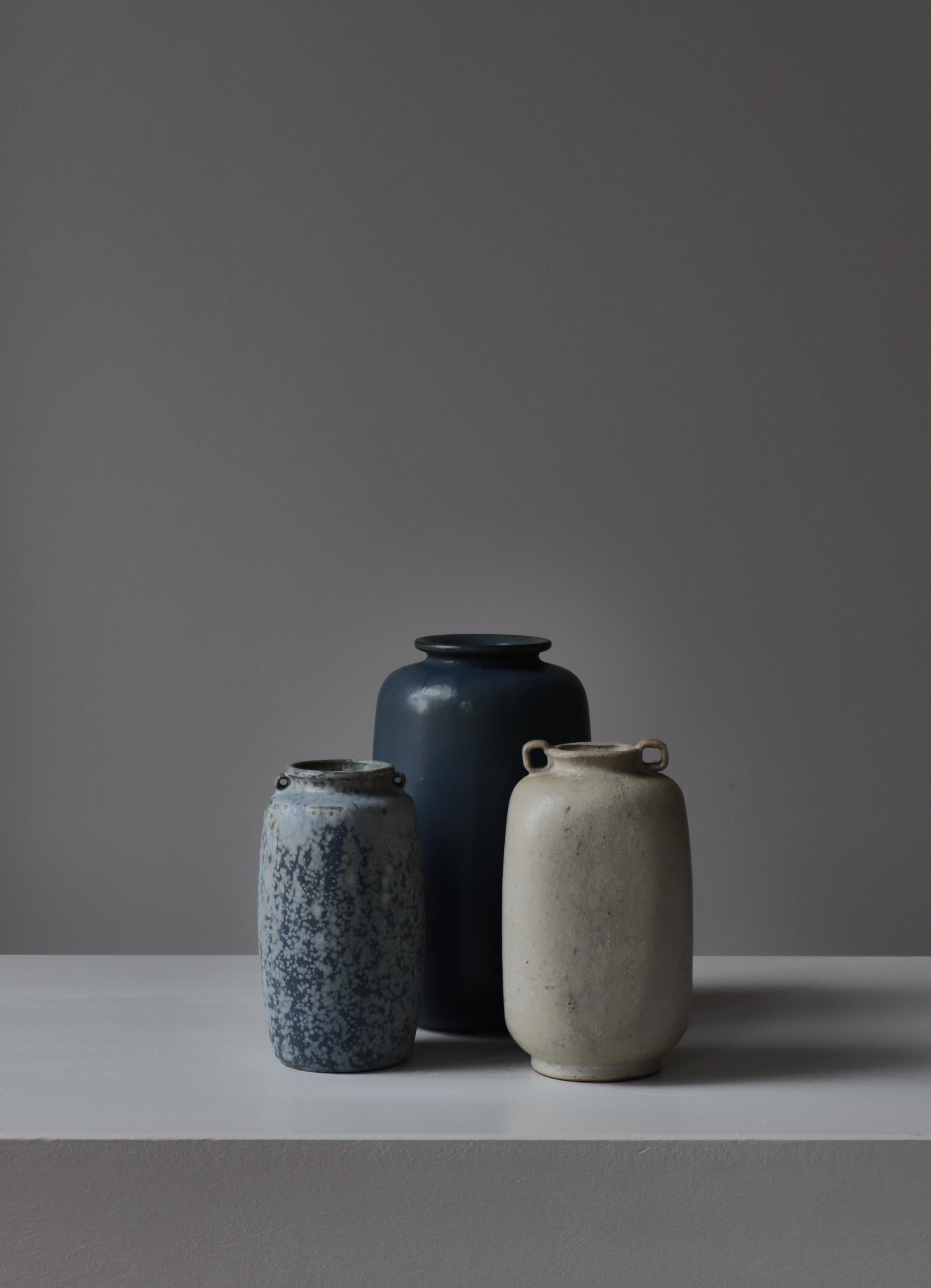 Bellissimo vaso di grandi dimensioni in gres blu realizzato a mano da Arne Bang in Danimarca negli anni Trenta. Dipinto con la firma 