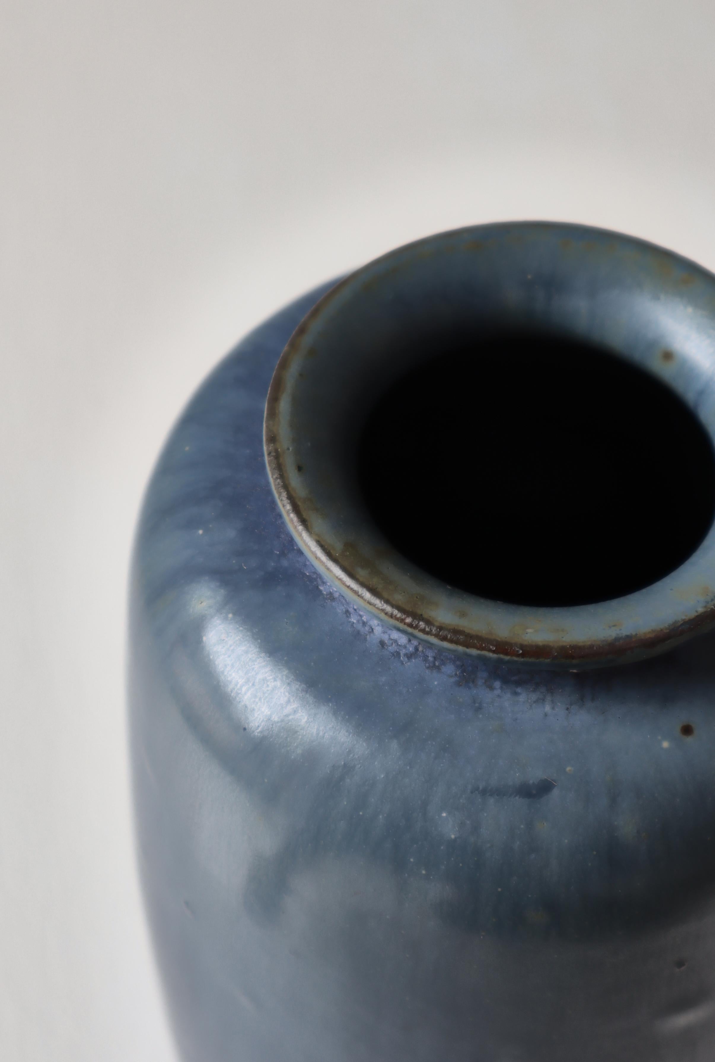 Metà XX secolo Vaso grande in gres blu The Modern Scandinavian Modello 27, anni '30 in vendita