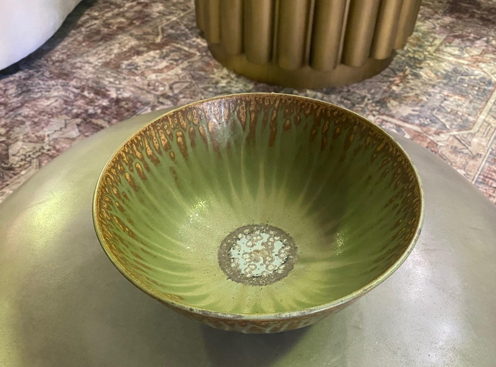 Una maravillosa y rara obra de gran tamaño del diseñador danés Arne Bang. Verdaderamente especial.

Bellamente esmaltada y firmada con la marca y el número del artista en la base.

Sería un gran complemento para los coleccionistas de la obra de