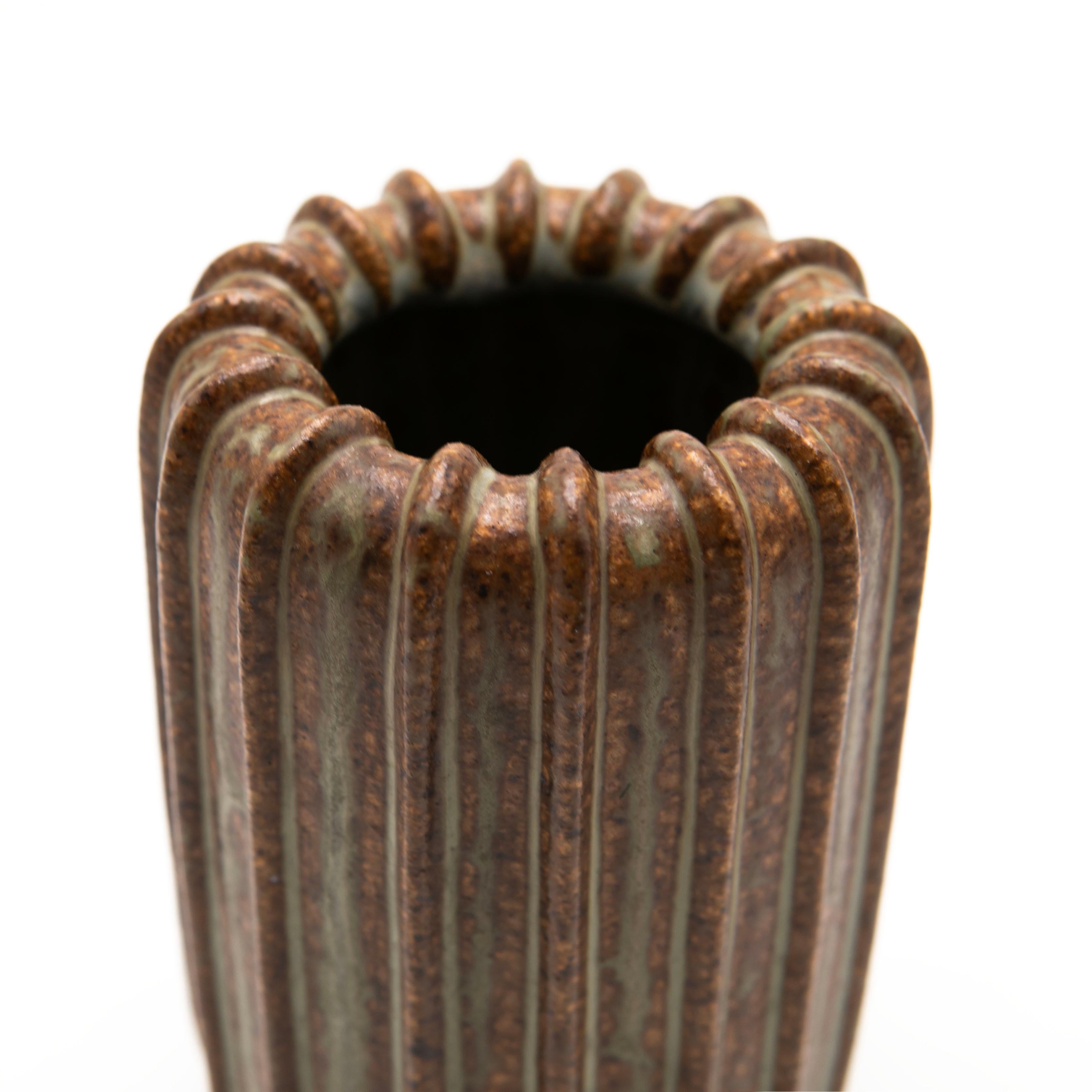 Moderno Vaso in gres firmato Arne Bang con corpo rigato in vendita