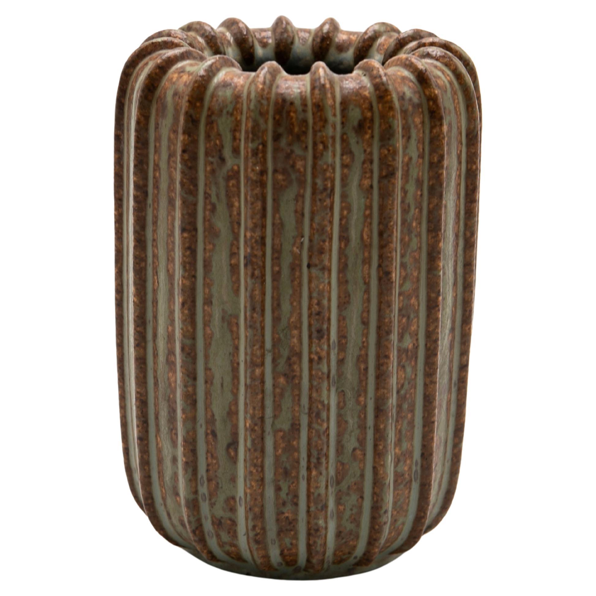 Vaso in gres firmato Arne Bang con corpo rigato