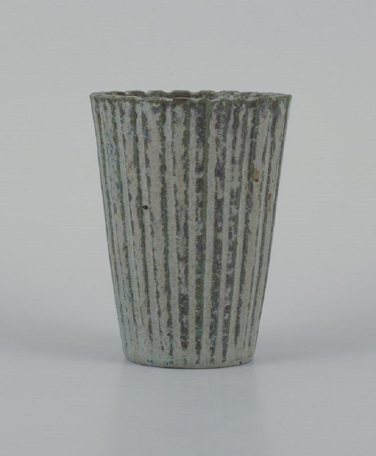 Arne Bang, small ceramic vase in fluted design speckled glaze in blue-grey tones.
1940s/1950s.
Perfect condition.
Hand signed.
Dimensions: D 6.0 x H 8.0 cm.