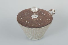 Arne Bang. Stoneware bowl in light grey glaze with ribbed design. 1940s/50s