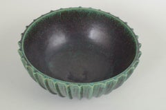 Arne Bang. Cuenco de gres con estrías verticales y esmalte verde intenso. Años 40
