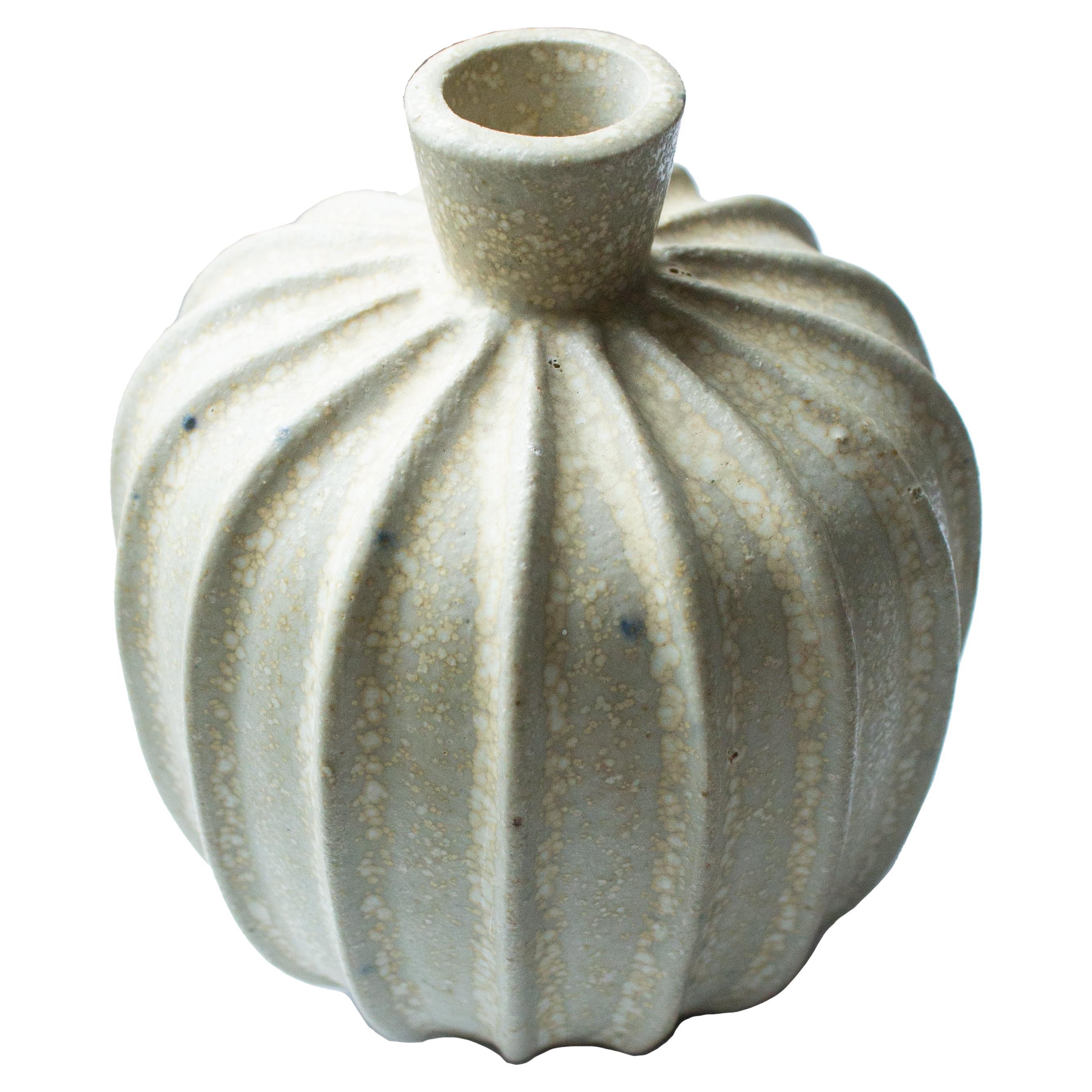 Vaso con guscio d'uovo in gres di Arne Bang con corpo a coste, Danimarca, segno AB, 2, anni '30
