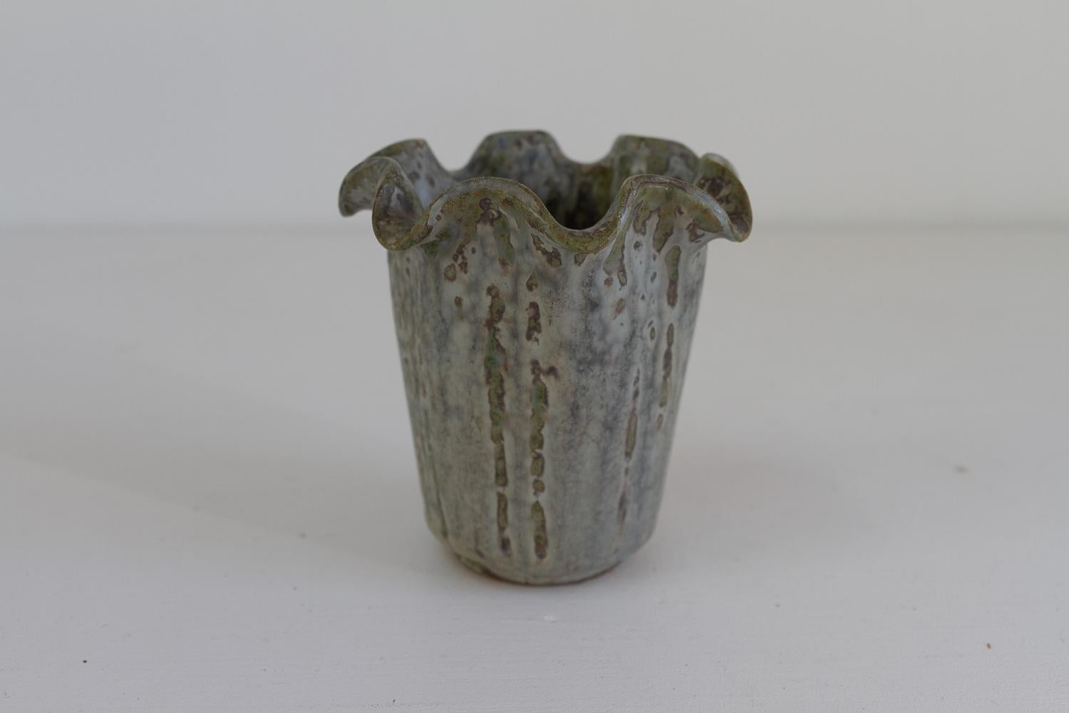 Vase en grès à glaçure bleue et verte d'Arne Bang, Danemark, années 1940.

Vase iconique en céramique danoise à glaçure bleue et verte, fait à la main, conçu et fabriqué par Arne Bang dans son propre atelier. 
Design/One cylindrique avec sommet