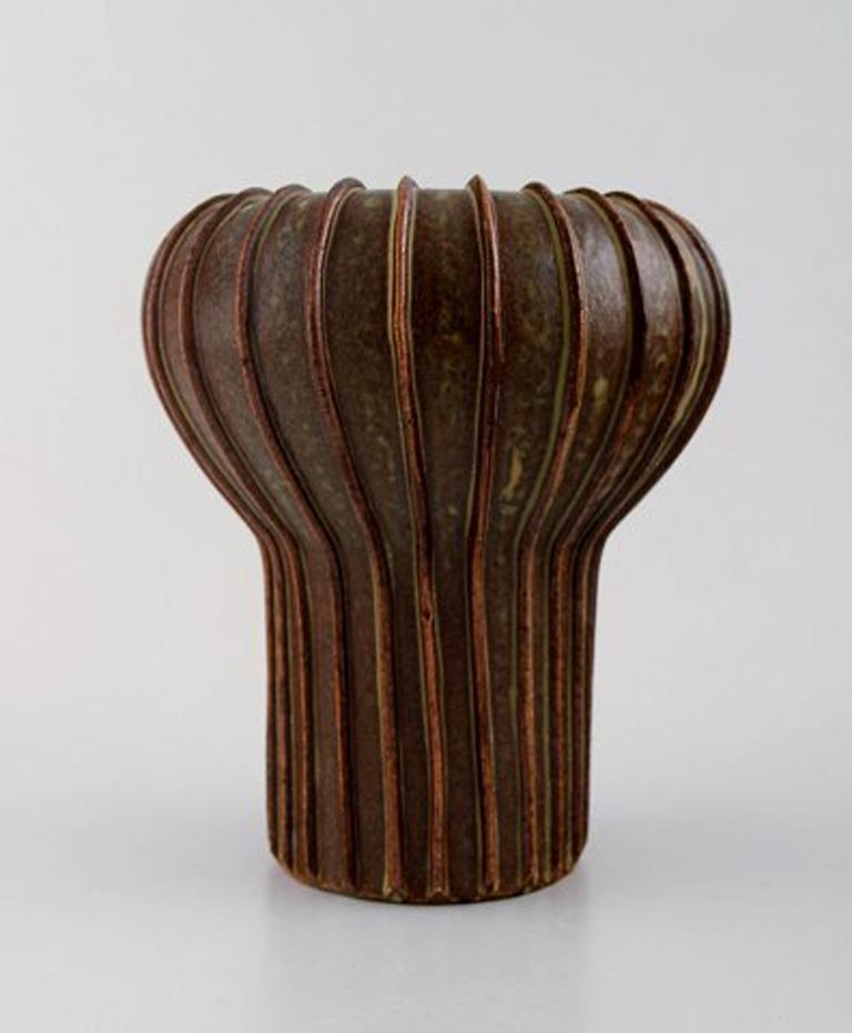 Arne Bang. Trumpet-shaped vase of stoneware, modelled in fluted style.
Beautiful glaze in brown shades.
Signed in monogram: AB 139.
Measures: 15.5 cm x 17.5 cm.
In perfect condition.