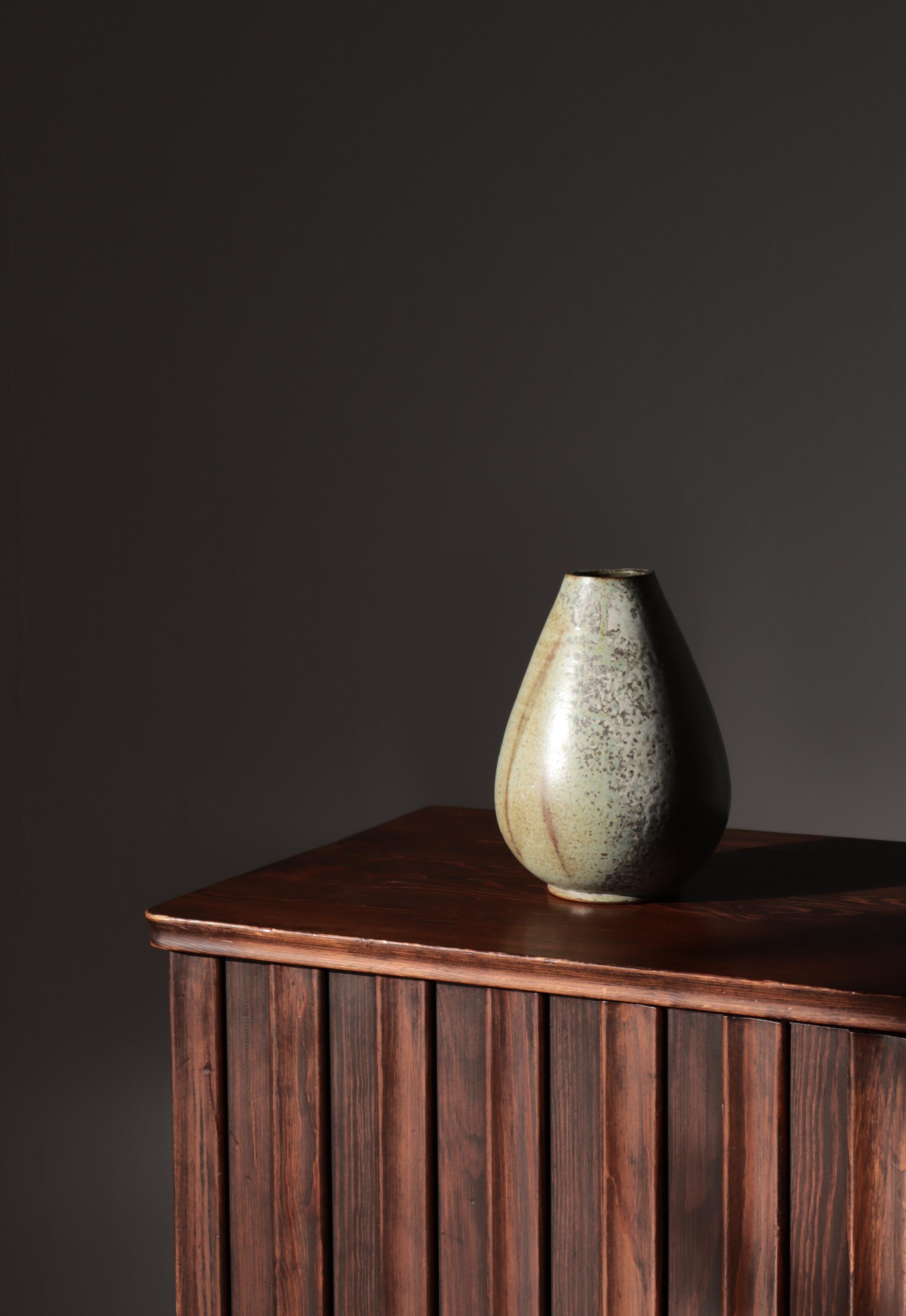 Bellissimo vaso di grandi dimensioni in gres fatto a mano da Arne Bang in Danimarca negli anni Trenta. Meravigliosa vetrata espressiva. Dipinto con la firma 