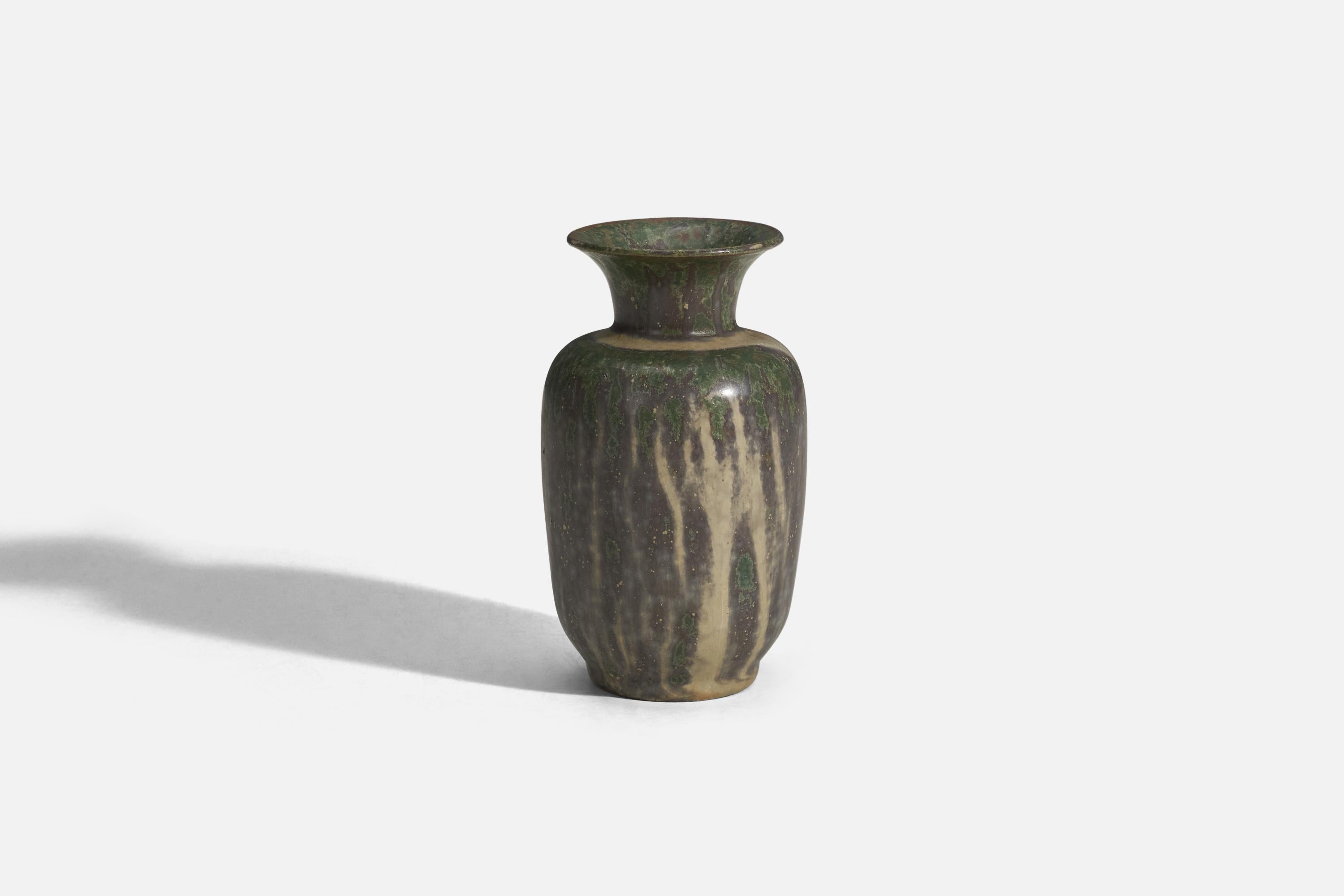 Vase aus grauem und grün glasiertem Steinzeug, entworfen und hergestellt von Arne Bang, Dänemark, 1940er Jahre.