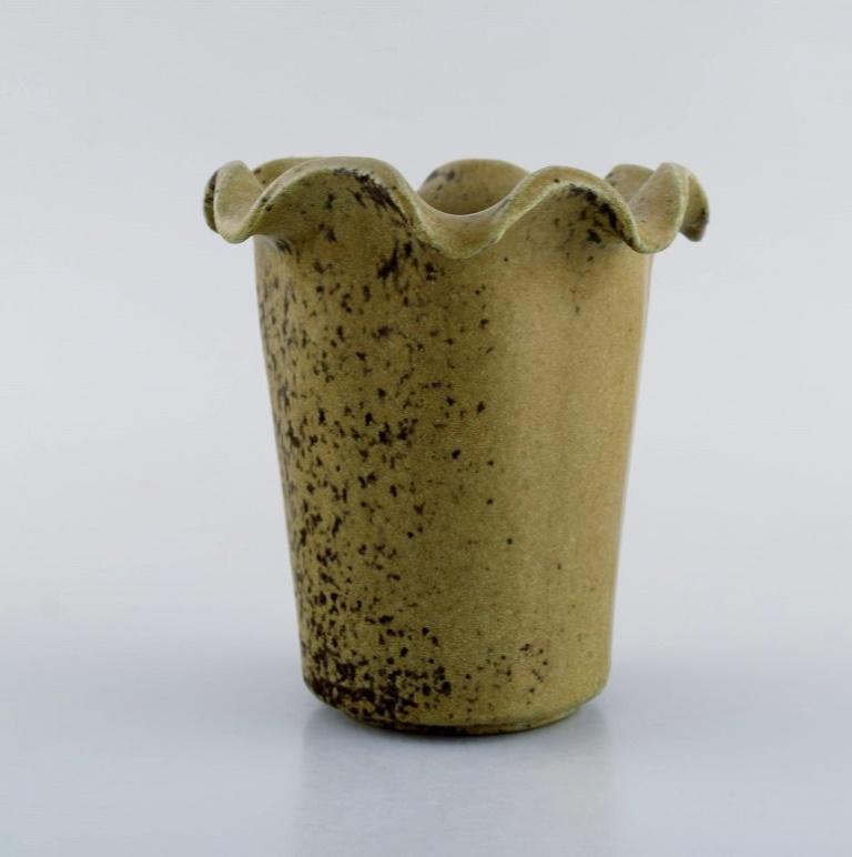 Arne Bang. Vase in glazed ceramics. 
Model number 208. 
Beautiful speckled glaze in brown and olive green shades. 
1940 / 50's.
In very good condition.
Signed.
Measures: 12.5 x 11.5 cm.