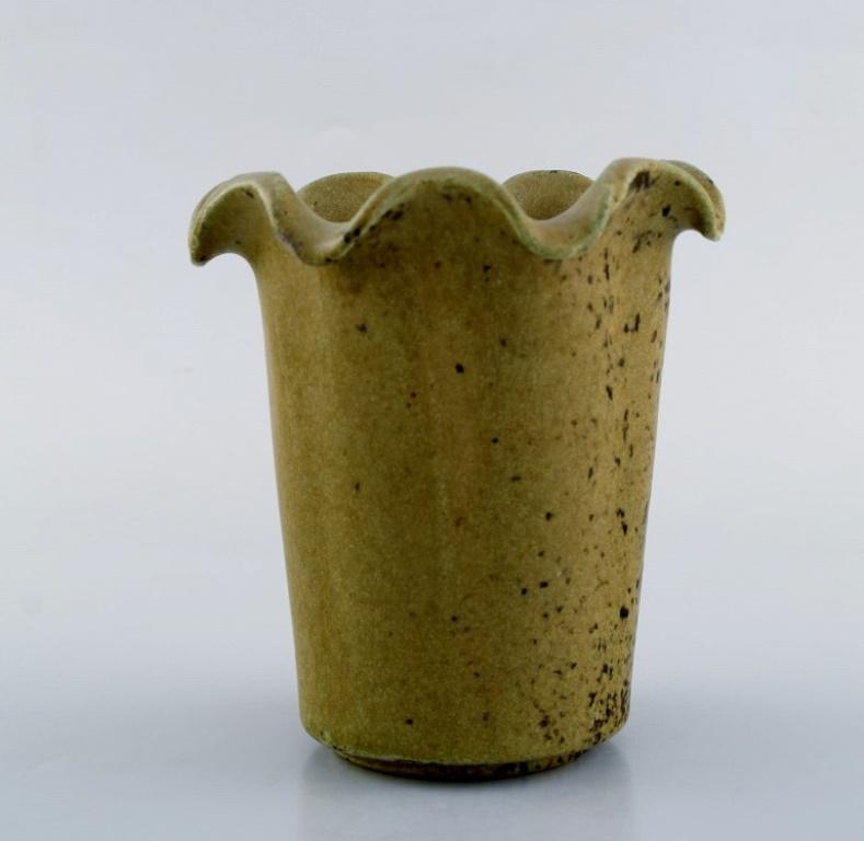Scandinavian Modern Arne Bang. Vase in glazed ceramics. Beautiful speckled glaze. For Sale