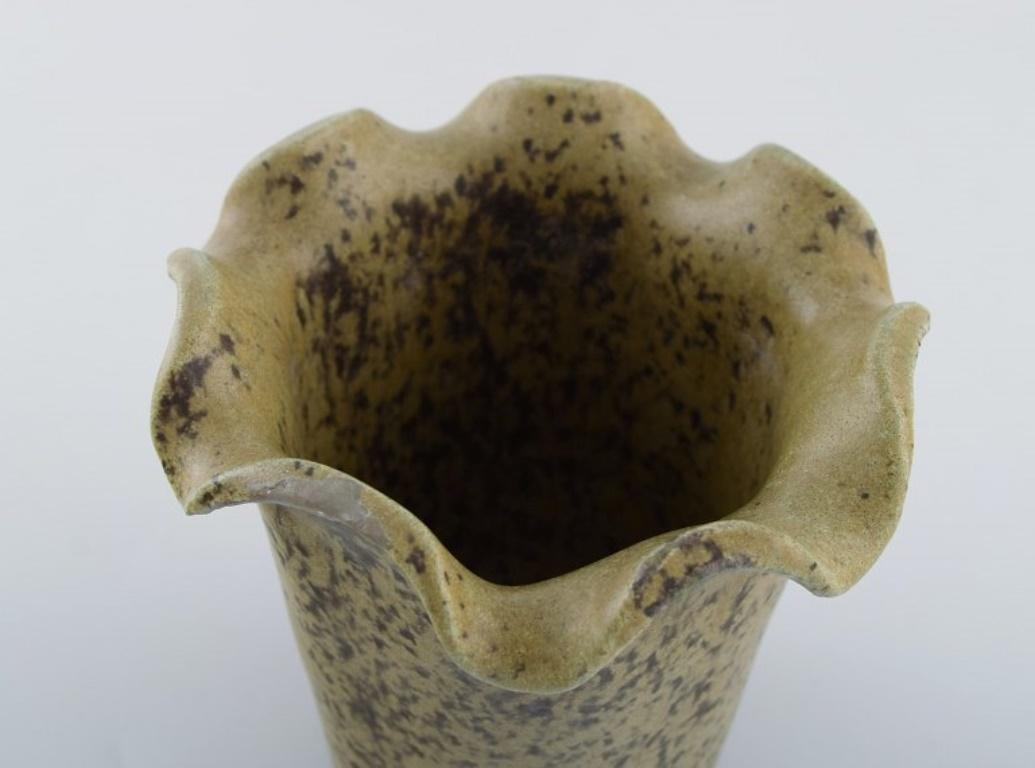 Arne Bang. Vase in glazed ceramics. Beautiful speckled glaze. In Excellent Condition For Sale In Copenhagen, DK