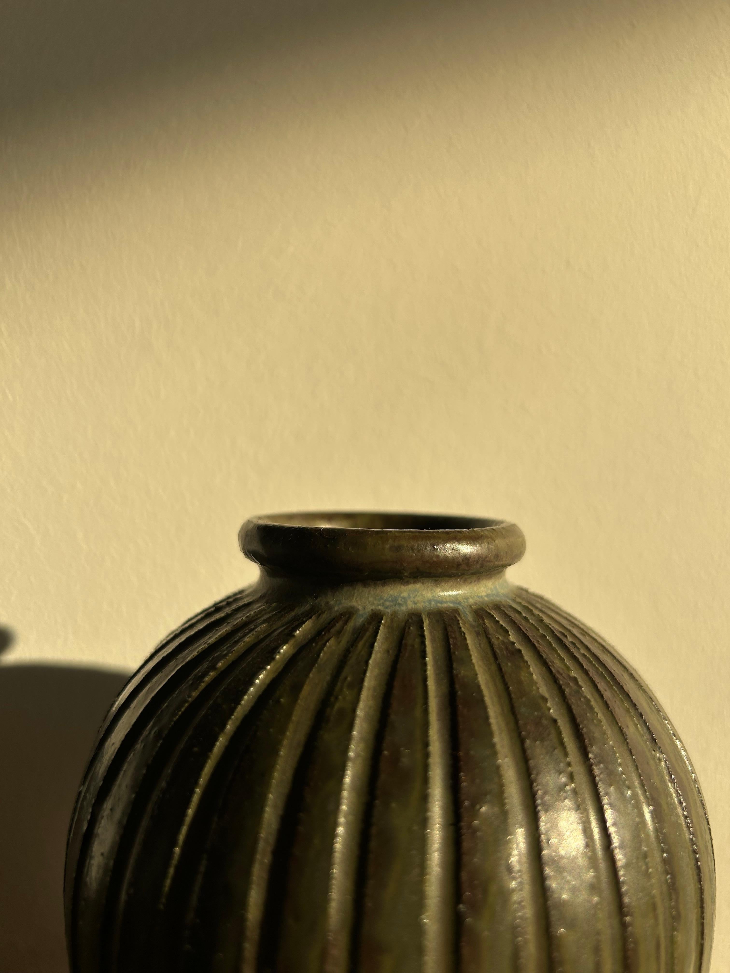 Arne Bang Vase Modell 124 In schöner grüner und brauner Glasur, hergestellt vom dänischen Künstler Arne Bang in den 1940er Jahren.

Die Vase ist in gutem Originalzustand ohne Risse oder Absplitterungen.

Arne Bang wurde als Bildhauer ausgebildet und