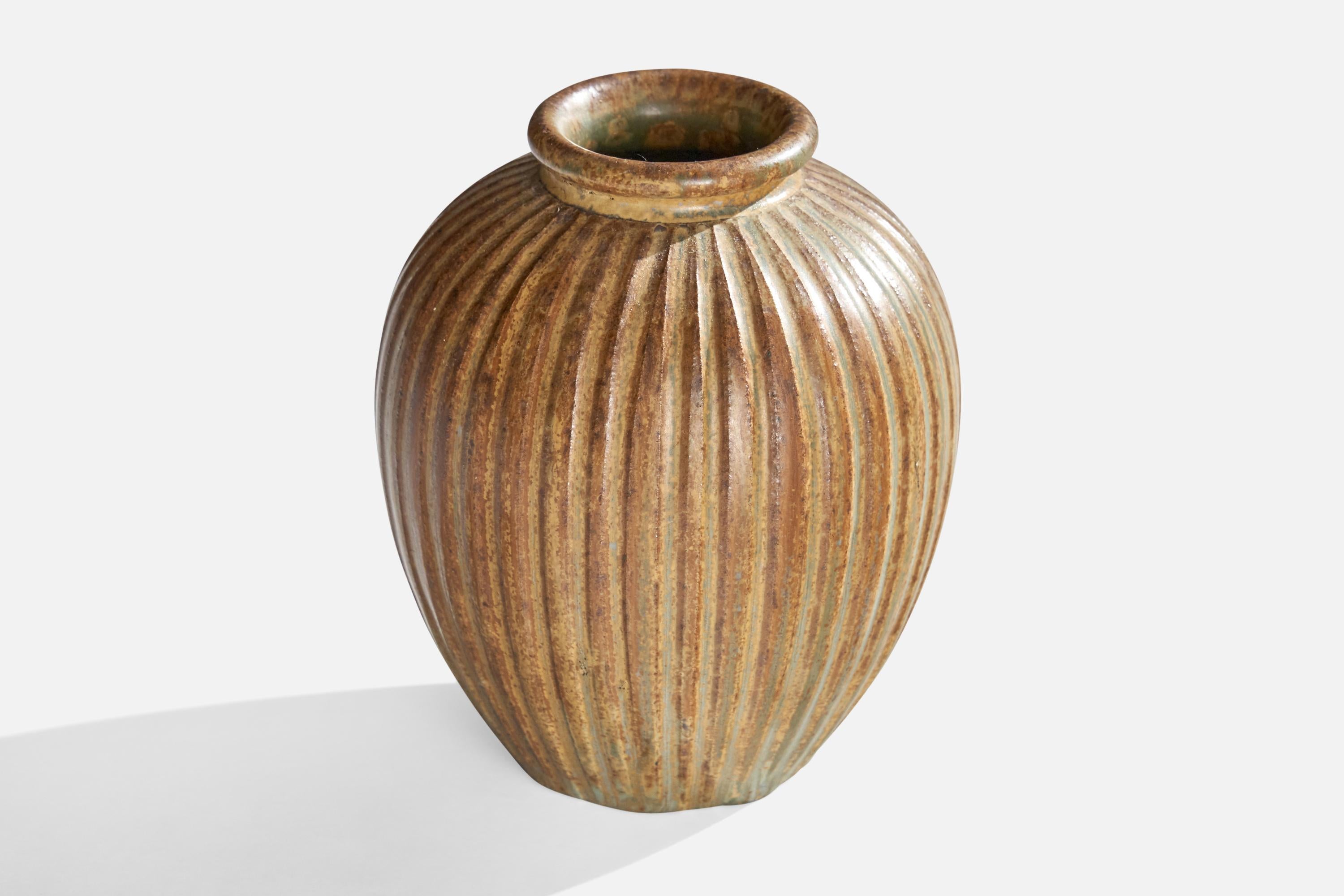 Vaso scanalato in gres smaltato marrone disegnato e prodotto da Arne Bang, Danimarca, anni '30.

