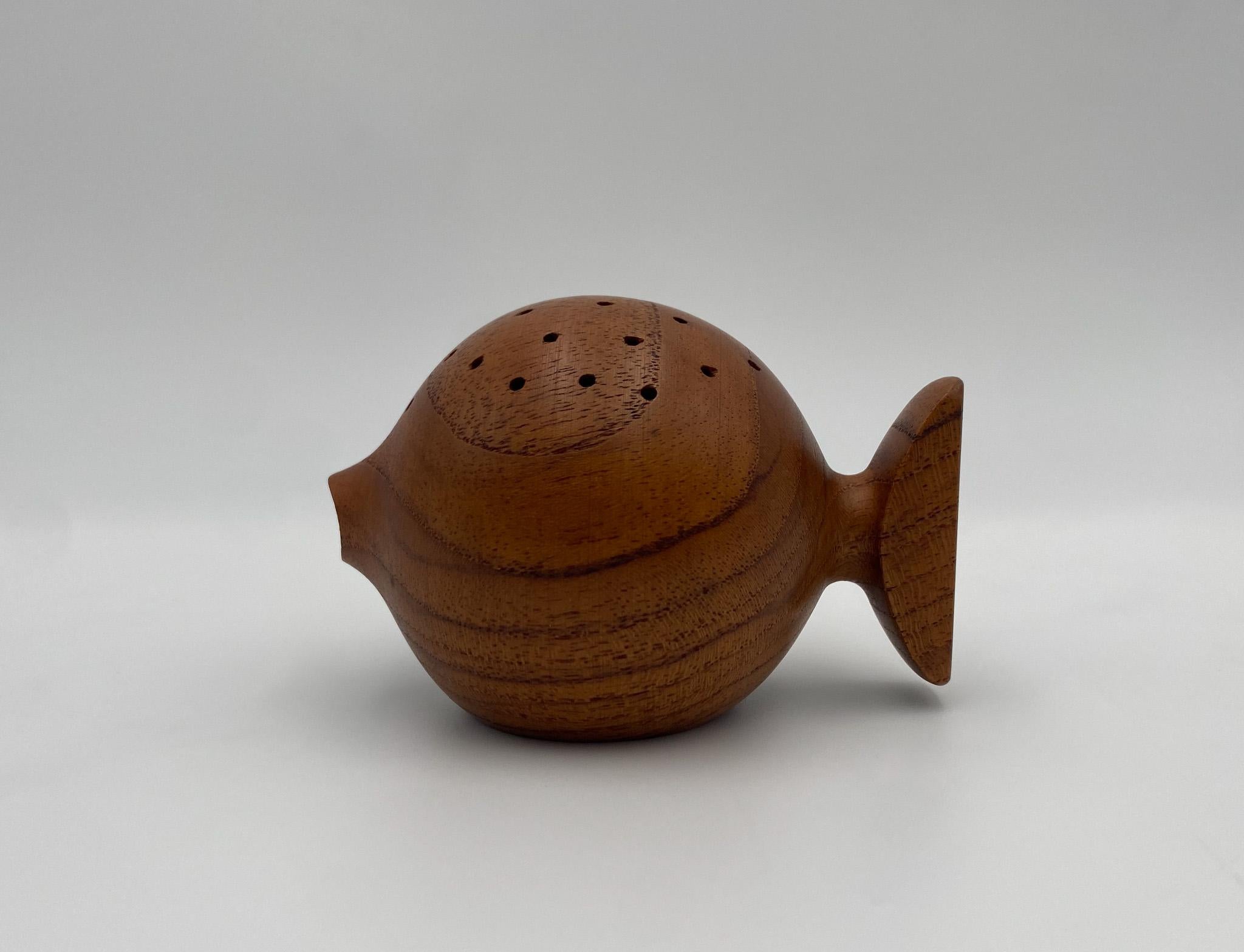 Teak Porta stuzzicadenti a forma di pesce palla in teak di Arne Basse, Danimarca, anni '60 in vendita