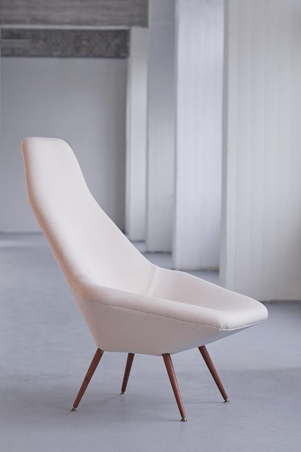 This rare lounge chair was designed by Arne Dahlén in the early 1960s. The design was manufactured by Dahléns Company in the Swedish town Dalum. His company was solely devoted to the production of chairs.

The soft geometric angles give this chair a