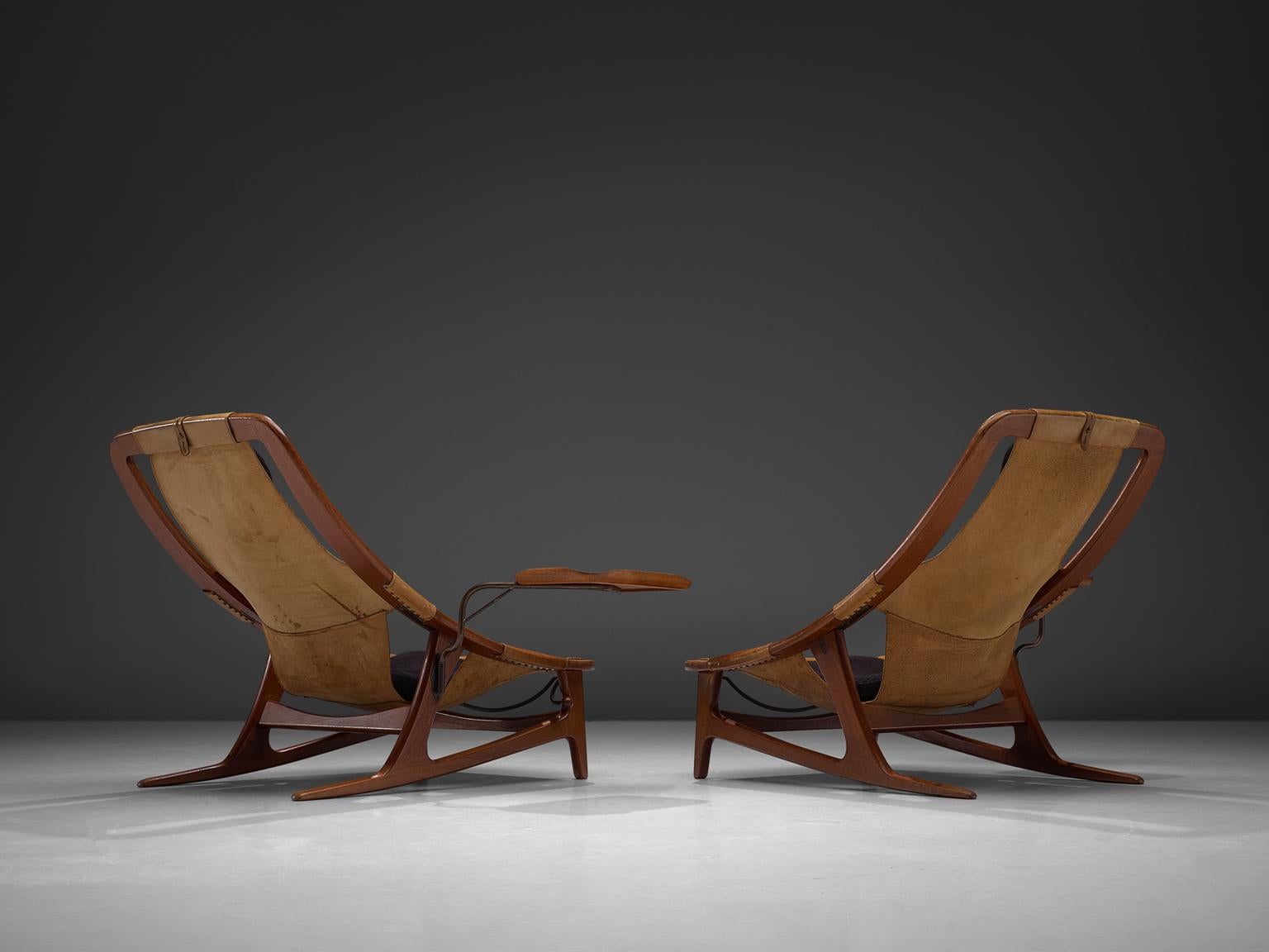 Arne F. Tidemand Ruud for Norcraft, set of 2 adjustable lounge chairs 'Holmenkollen', teak and cognac leather, Norway, 1959.

This very rare pair of easy chairs with adjustable serving tray is designed by Norwegian designer Arne F. Tidemand Ruud.