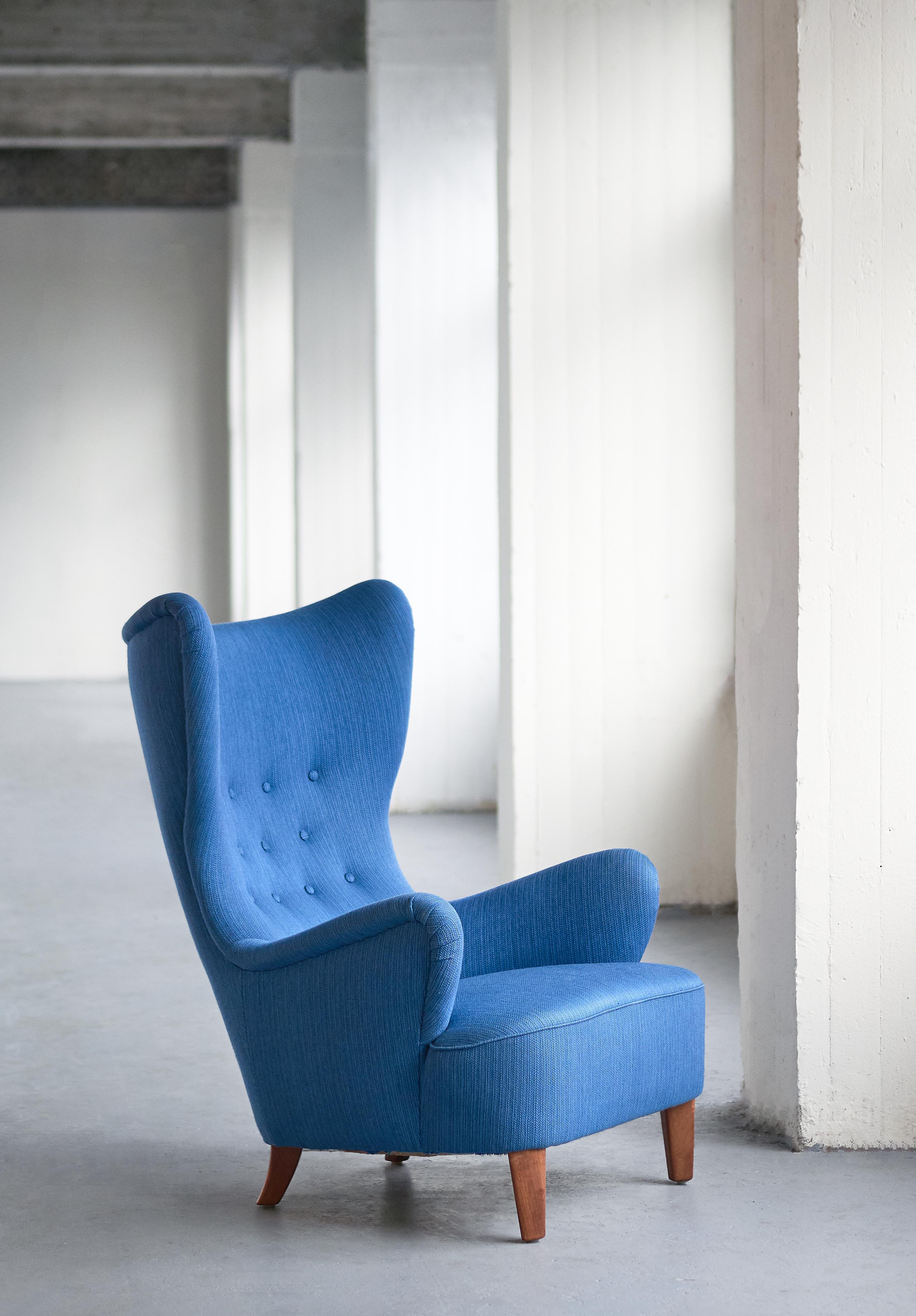 This rare wingback chair was designed by Arne Färnrot and produced in Sweden in the late 1940s. The elegant organic lines of the design create a striking silhouette. Its generous proportions and the high back make this a sumptous and very