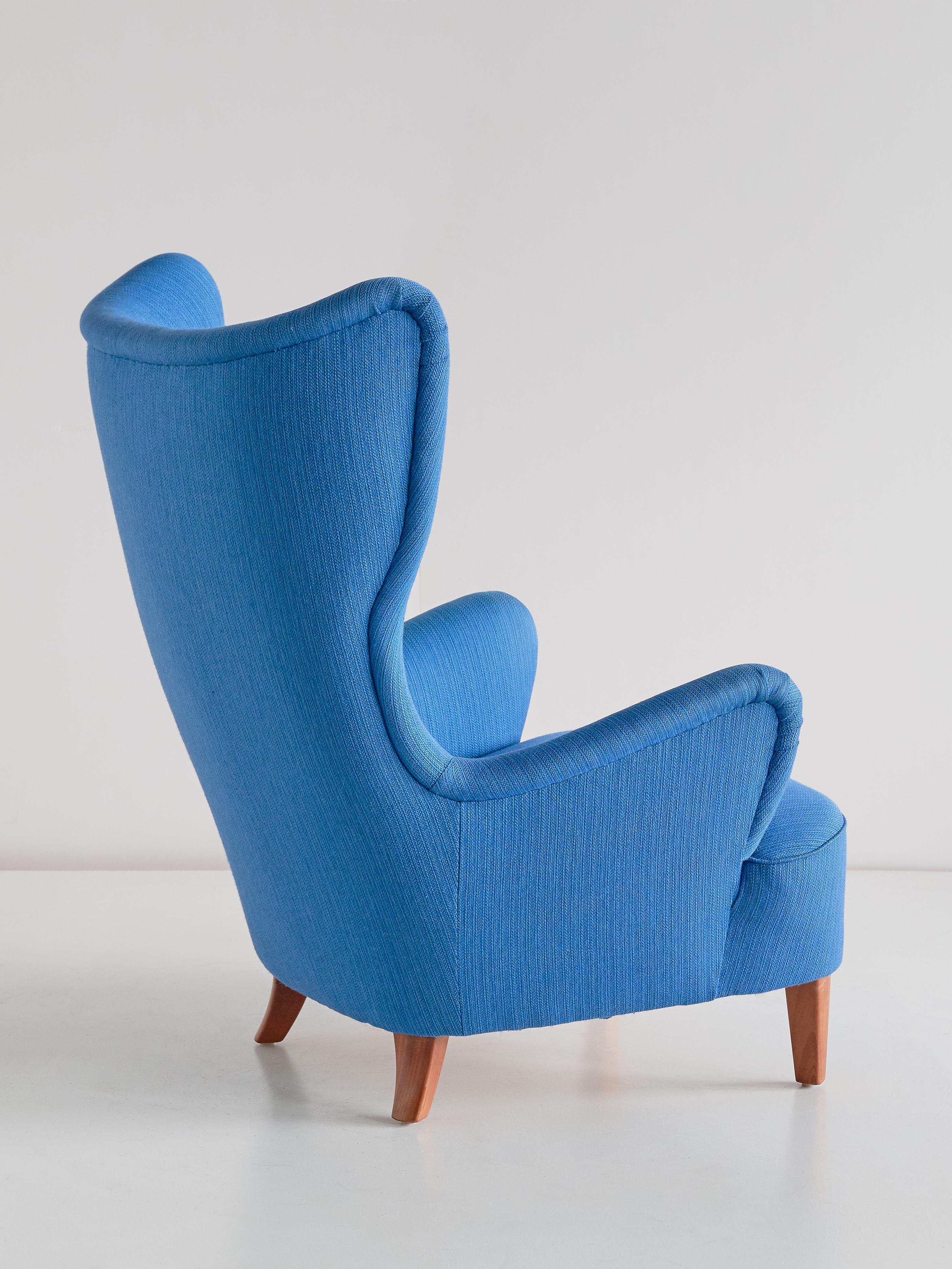 Scandinavian Modern Arne Färnrot Wingback Chair in Blue Wool Fabric and Mahogany, Sweden, Late 1940s