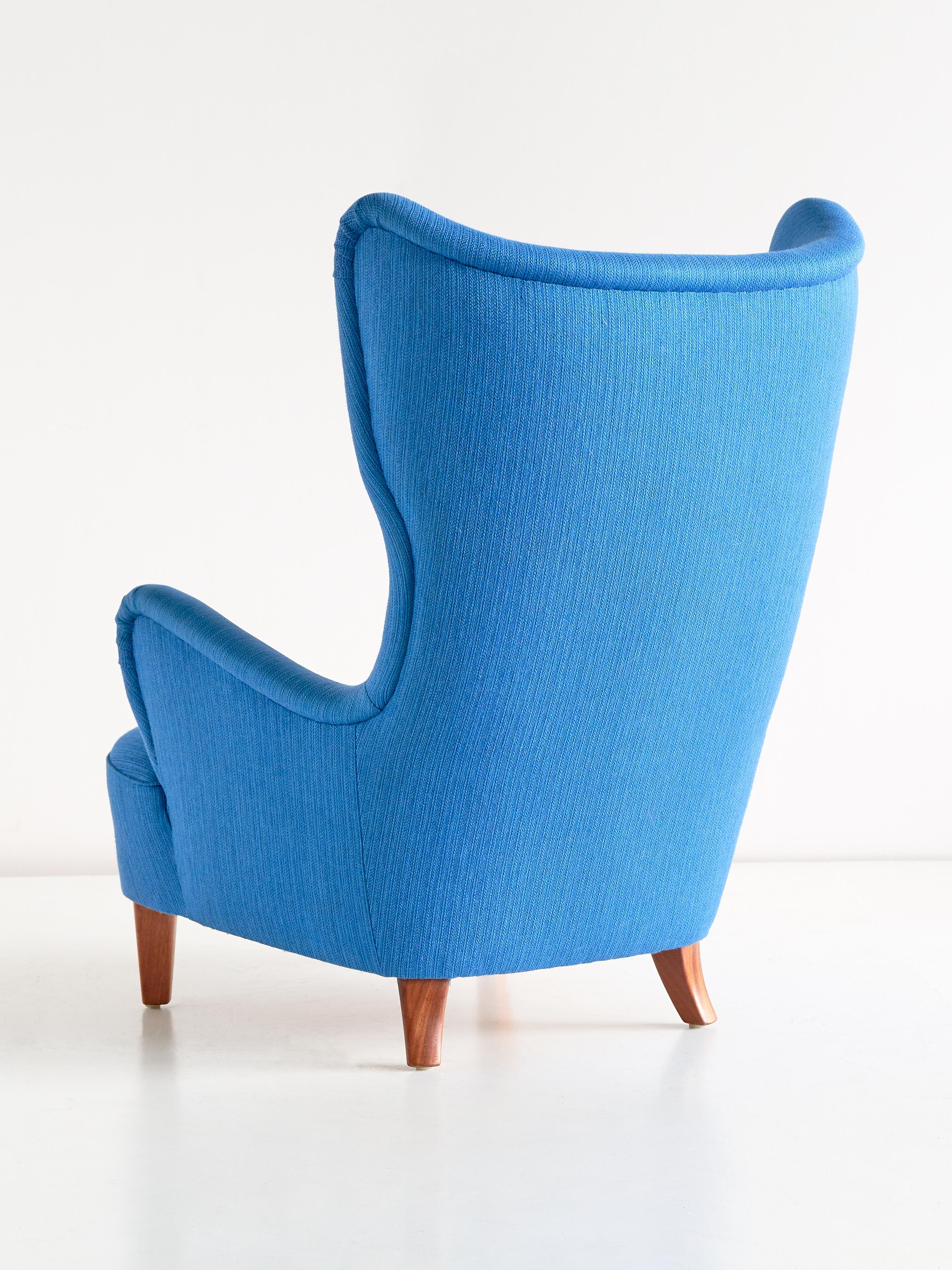 Swedish Arne Färnrot Wingback Chair in Blue Wool Fabric and Mahogany, Sweden, Late 1940s