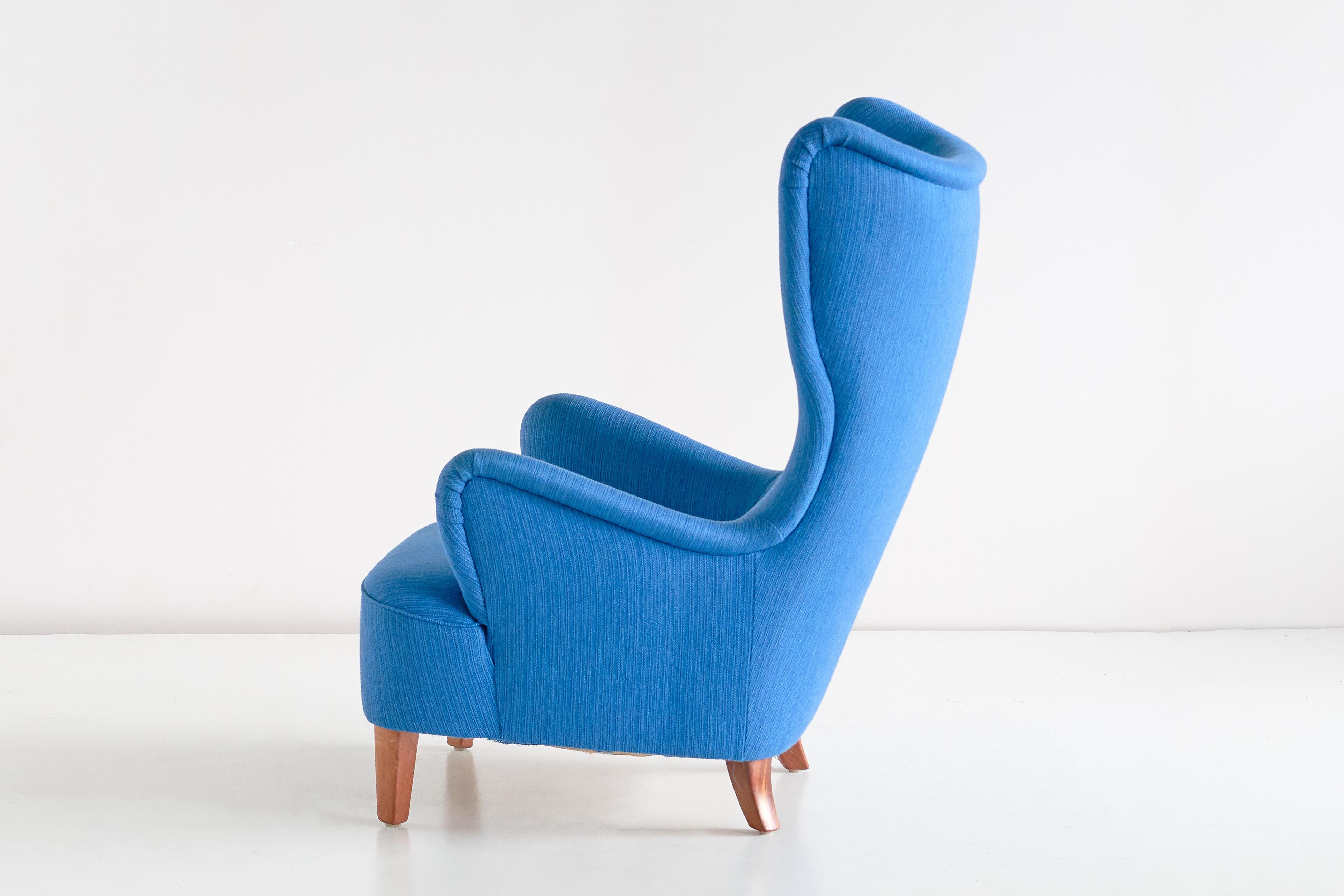 Arne Färnrot Wingback Chair in Blue Wool Fabric and Mahogany, Sweden, Late 1940s In Good Condition In The Hague, NL