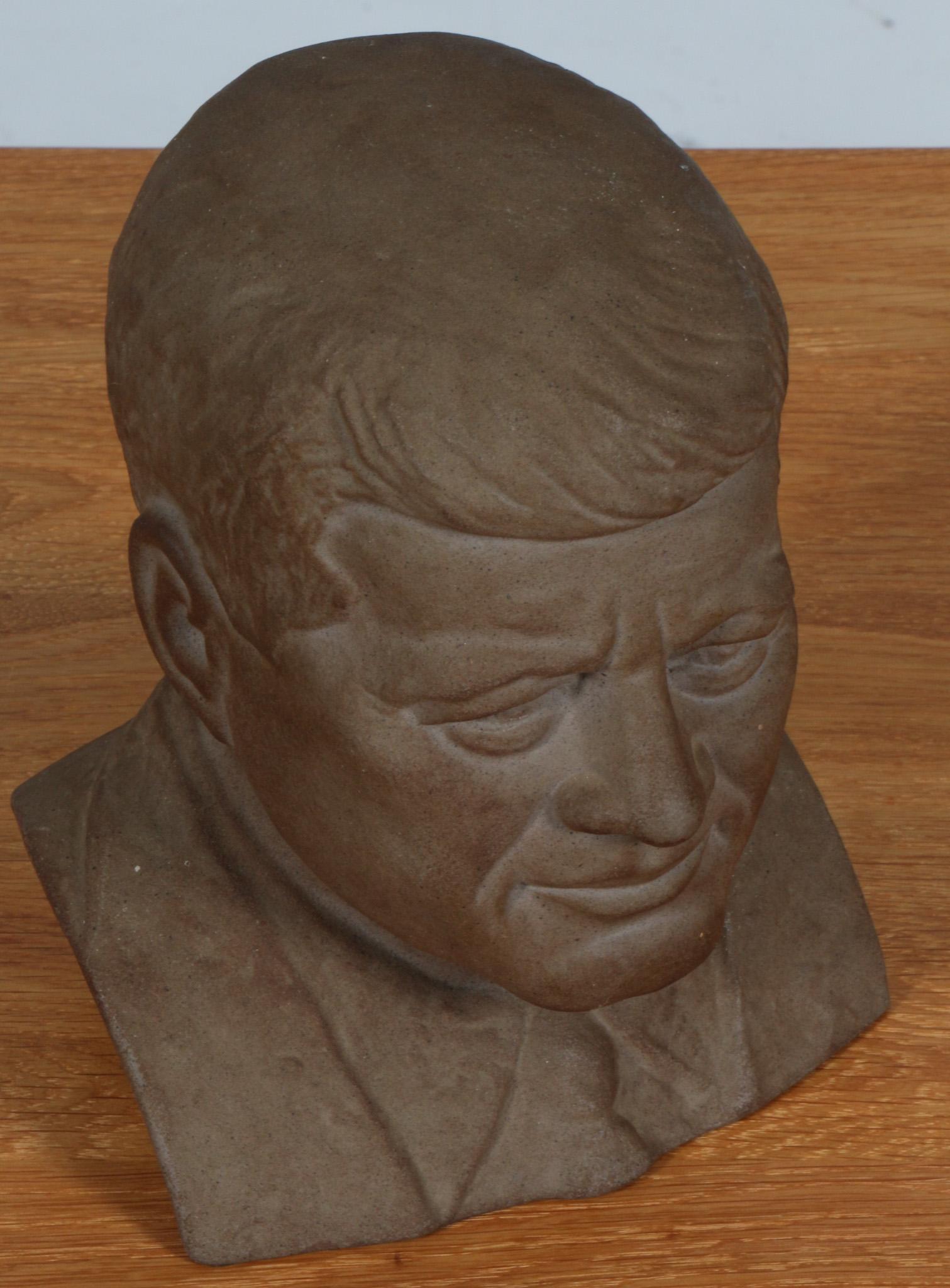 Arne Finne für Søholm Sparschwein aus Ton in Form von John F. Kennedy.

Dieses Sparschwein gehört zu einer Serie von Sparschweinen weltberühmter Persönlichkeiten, die in den 1960er Jahren in einer dänischen Bank an die Beteiligten übergeben wurden.