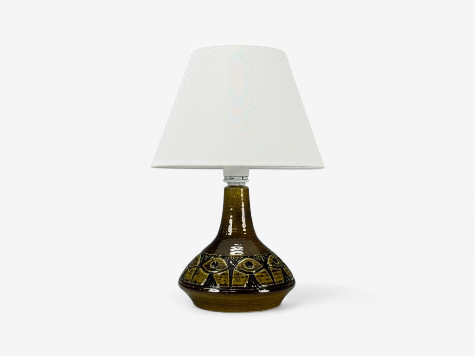 Arne Finne Nielsen, Dänische Mitte des Jahrhunderts Modern, Grünes Steingut, Tischlampe, Dänemark, 1960er Jahre

Eine olivgrün glasierte Keramik-Tischlampe, entworfen von Arne Finne Nielsen für Søholm in Bornholm, Dänemark, Mitte des 20.
