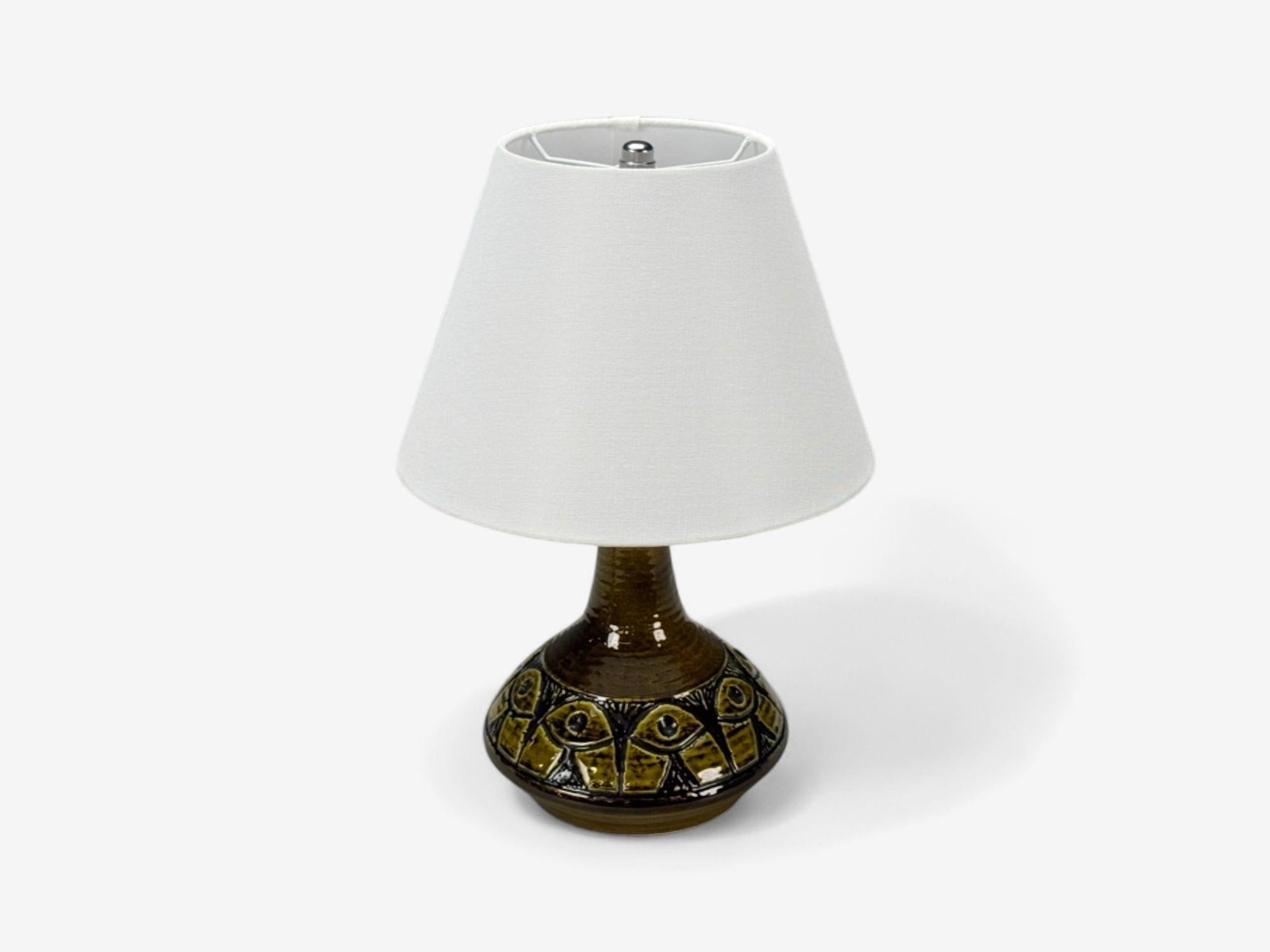 Arne Finne Nielsen, Olivgrünes Steingut, Tischlampe, Dänemark, 1960er Jahre (Moderne der Mitte des Jahrhunderts) im Angebot