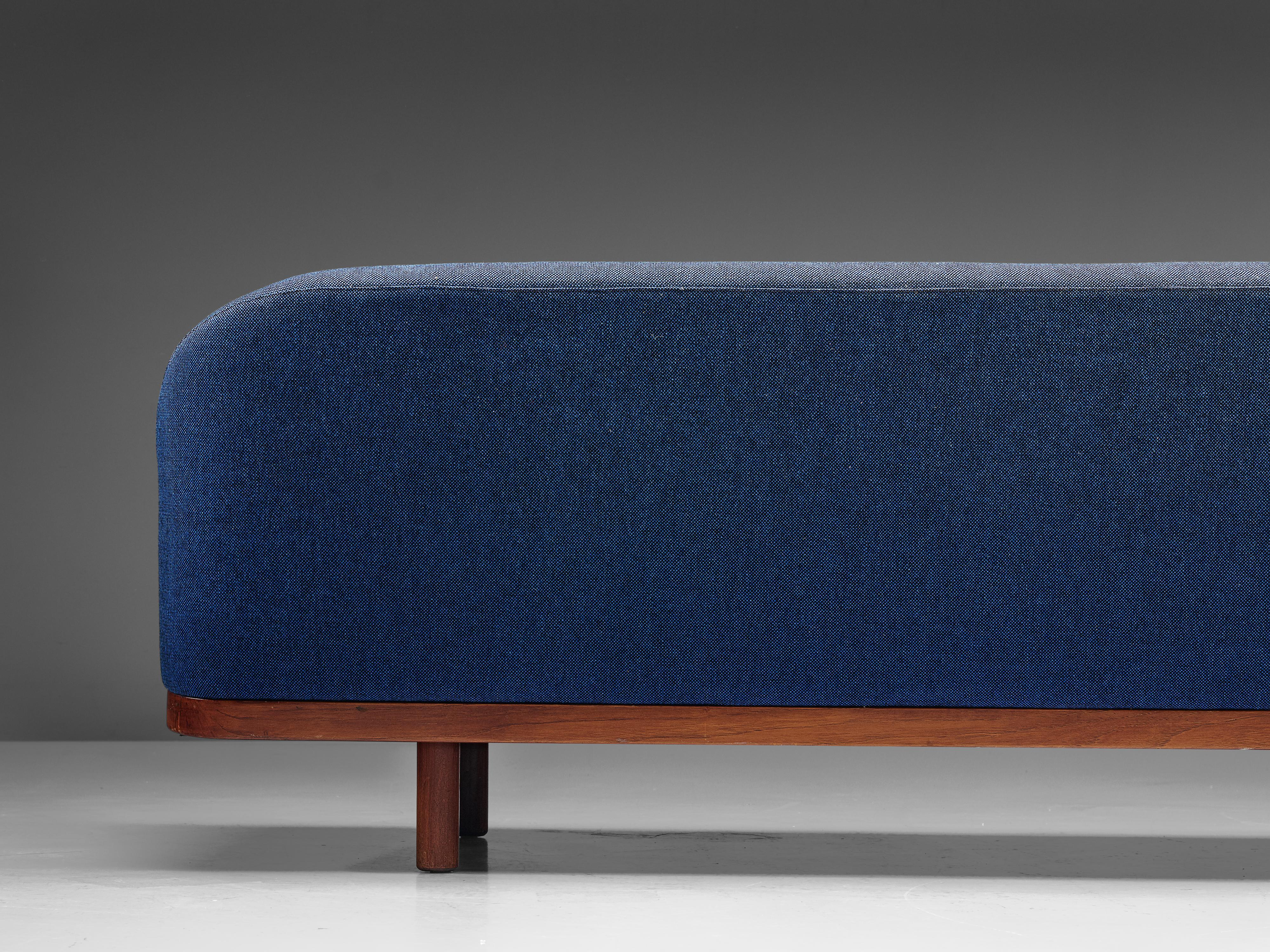 Arne Halvorsen, sofa model 2010, teak, blue upholstery, Norway, 1960s

Two large sofas designed by Norwegian designer Arne Halvorsen. The sofas are characterized by their tuffed back in combination with the rounded armrests. The horizontal line of