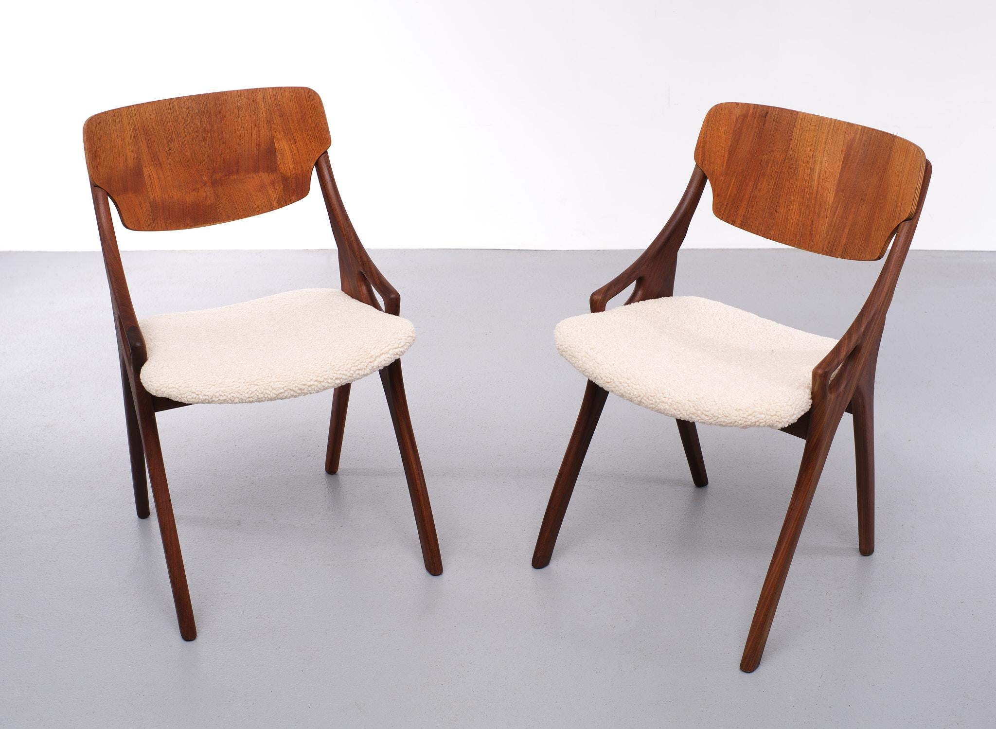 Beautiful organic Danish design by Arne Hovland Olsen for Mogens Kold Furniture. 1950/1960 Solid Teak wood. Comes with a Brand new Wool upholstery. Good condition.
  