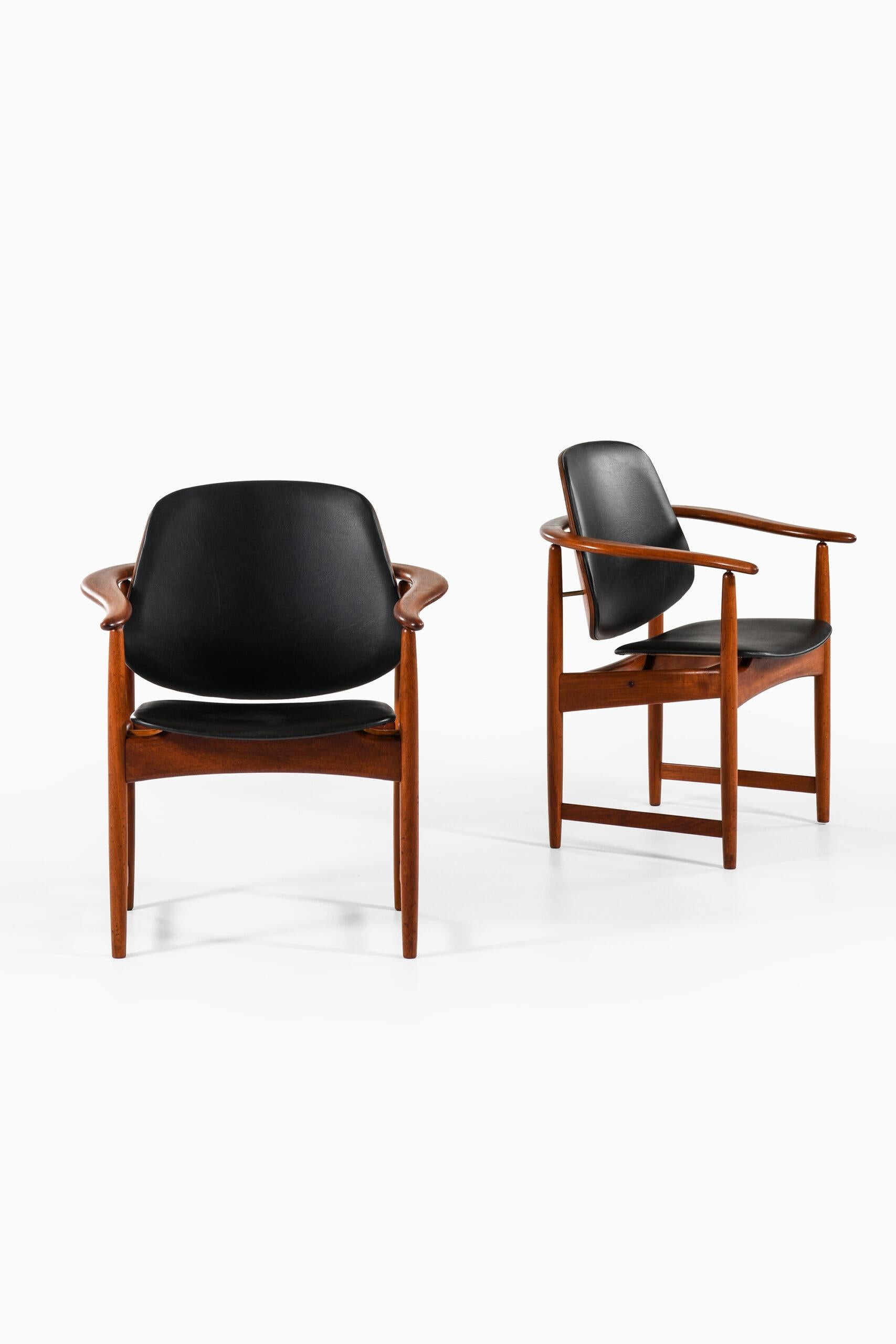 Rare paire de fauteuils conçus par Arne Hovmand/One. Produit par Onsild Møbelfabrik pour Jutex, Århus au Danemark.