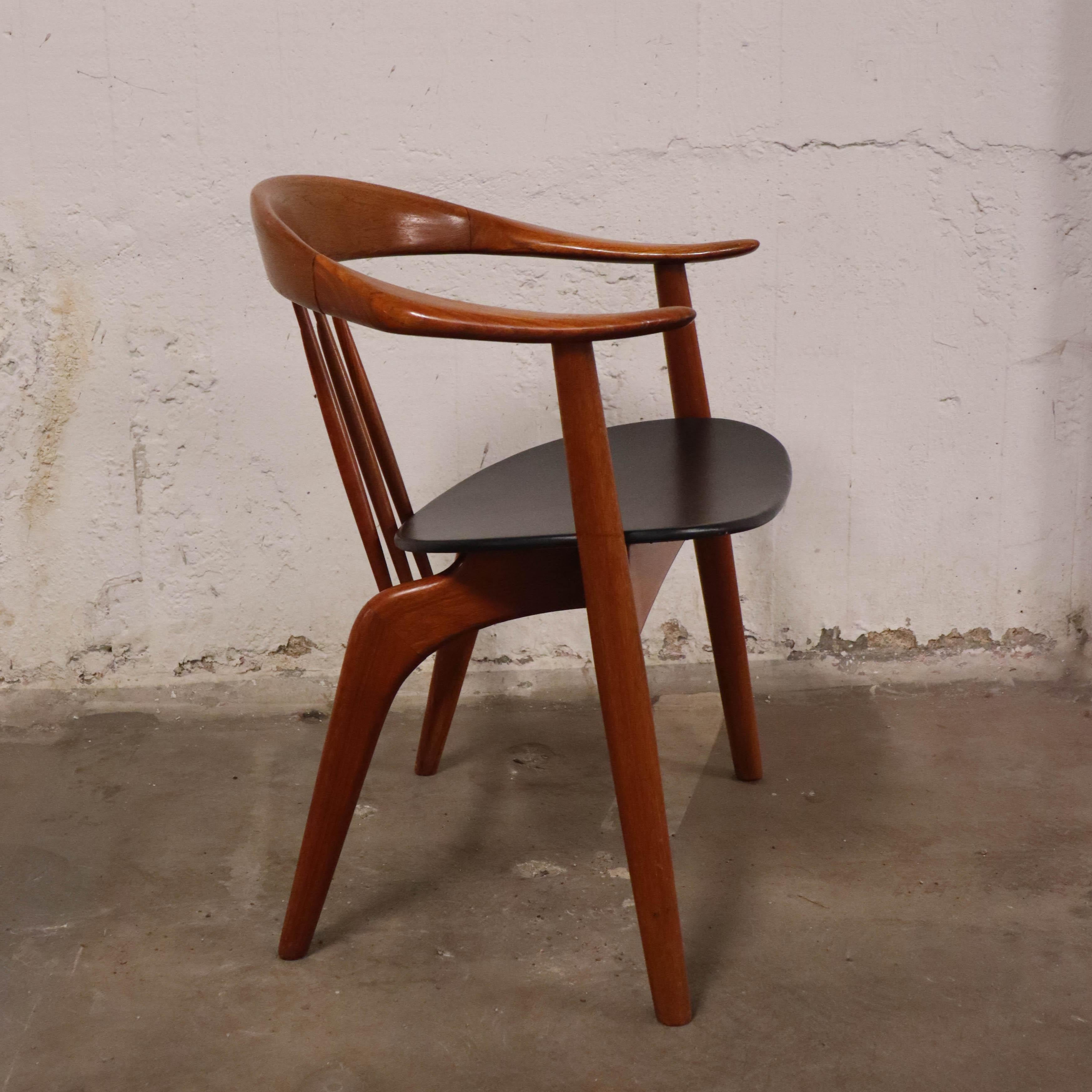 Ein Stuhl des Modells 408, entworfen von Arne Hovmand Olsen in der Mogens Kold Møbelfabrik, Dänemark, 1950er Jahre. Der Stuhl ist aus Teakholz gefertigt und hat eine Sitzfläche aus schwarzem Leder. Er ist 64 x 50 cm groß, 74 cm hoch und hat eine