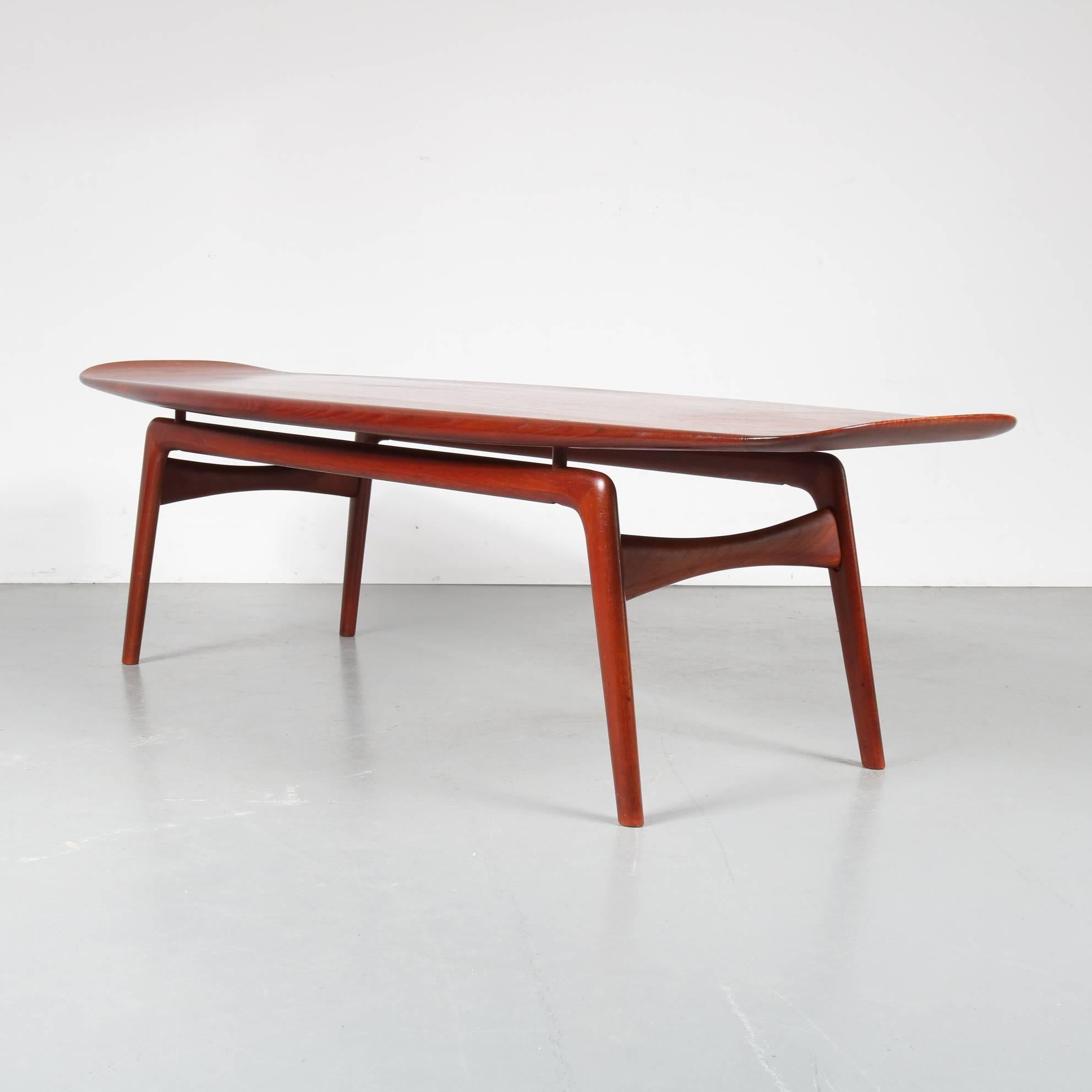 An elegant coffee table designed by Arne Hovmand Olsen, produced by Mogens Kold in Denmark, circa 1950.

Made of high quality teak in a warm brown wood colour, this table will add a sense of luxury to the decor thanks to it's smooth shapes and